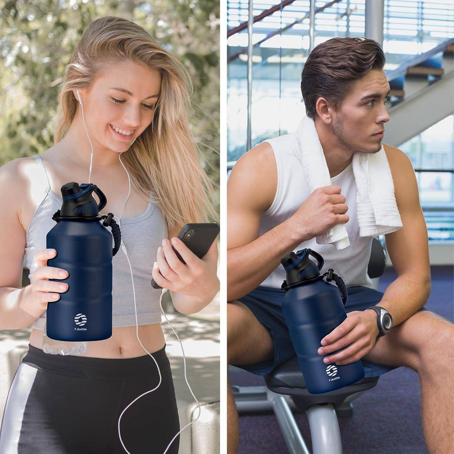 Eine Frau hält eine große Wasserflasche, während sie draußen auf ihr Handy schaut. Ein Mann mit einem Handtuch ruht sich im Fitnessstudio mit einer ähnlichen Wasserflasche aus.