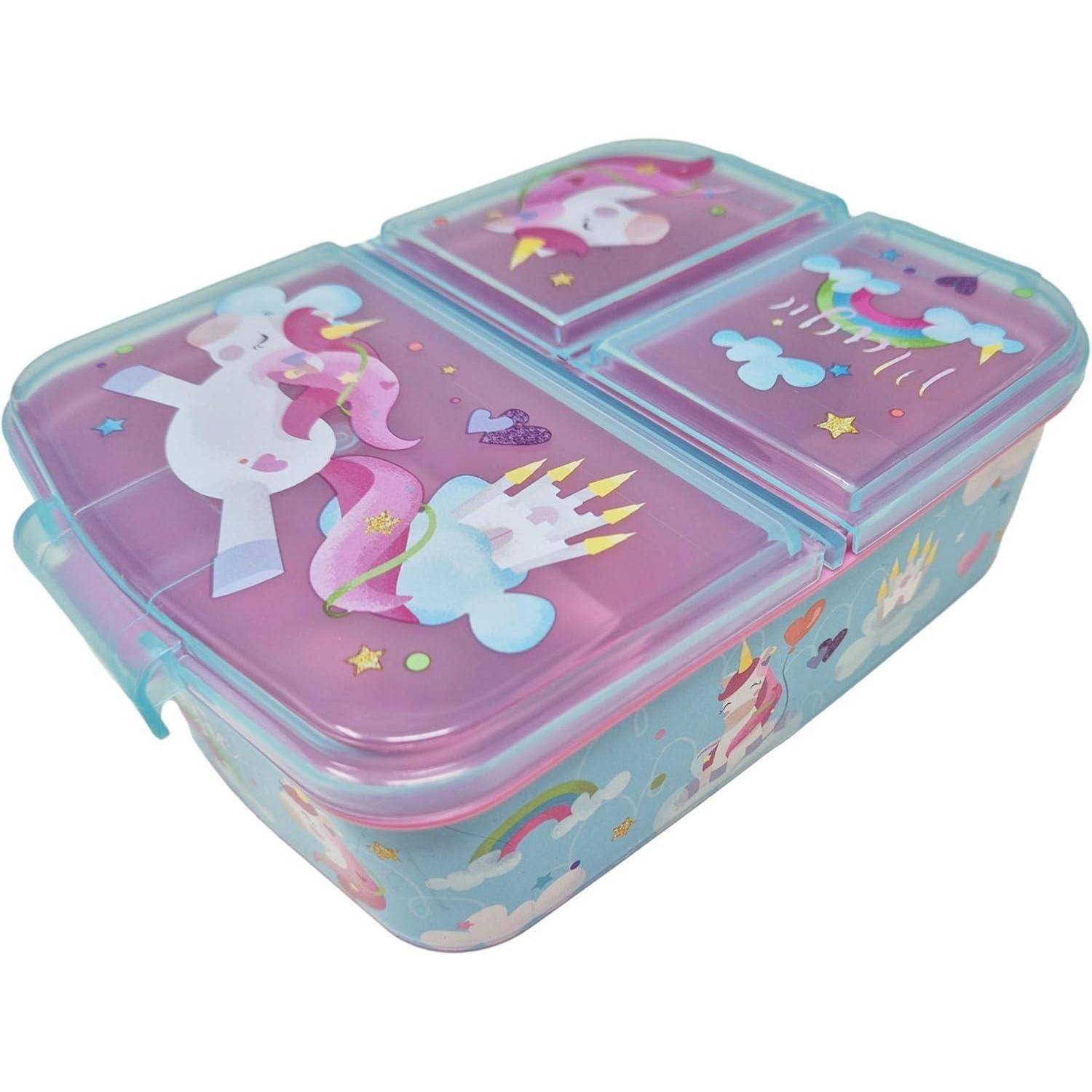 Eine bunte Lunchbox mit Illustrationen von Einhörnern, Schlössern, Wolken und Regenbögen auf pastellfarbenem Hintergrund.