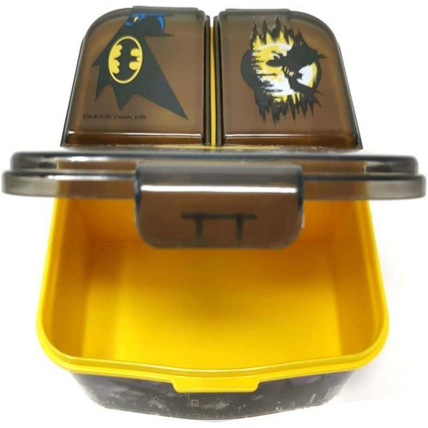 Eine Brotdose mit zwei Fächern im Batman-Design mit einem schwarzen Deckel, der Batman-Symbole zeigt, und einem gelben Innenraum.