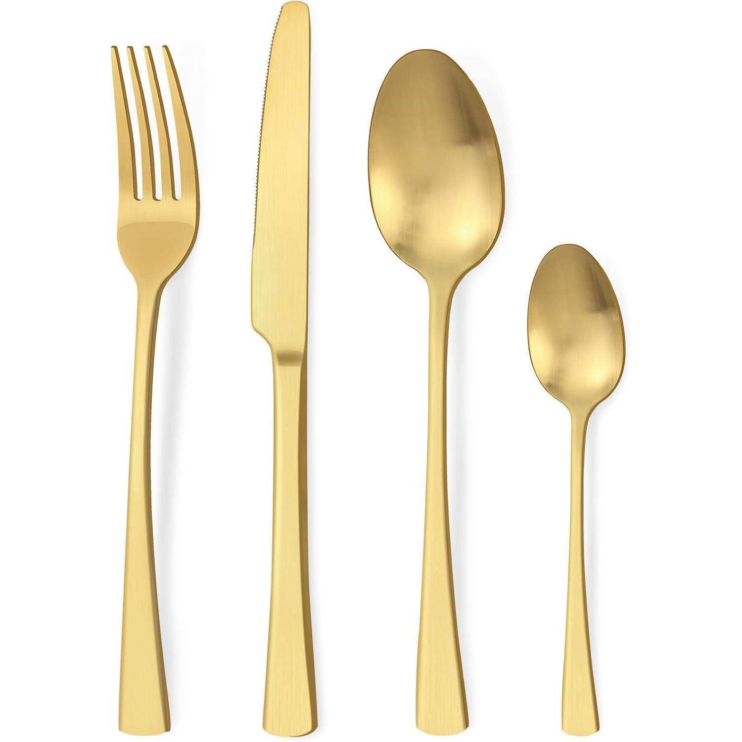 Ein Set aus vier goldfarbenen Besteckstücken: eine Gabel, ein Messer, ein Esslöffel und ein Teelöffel, aufrecht gegen einen weißen Hintergrund gestellt.
