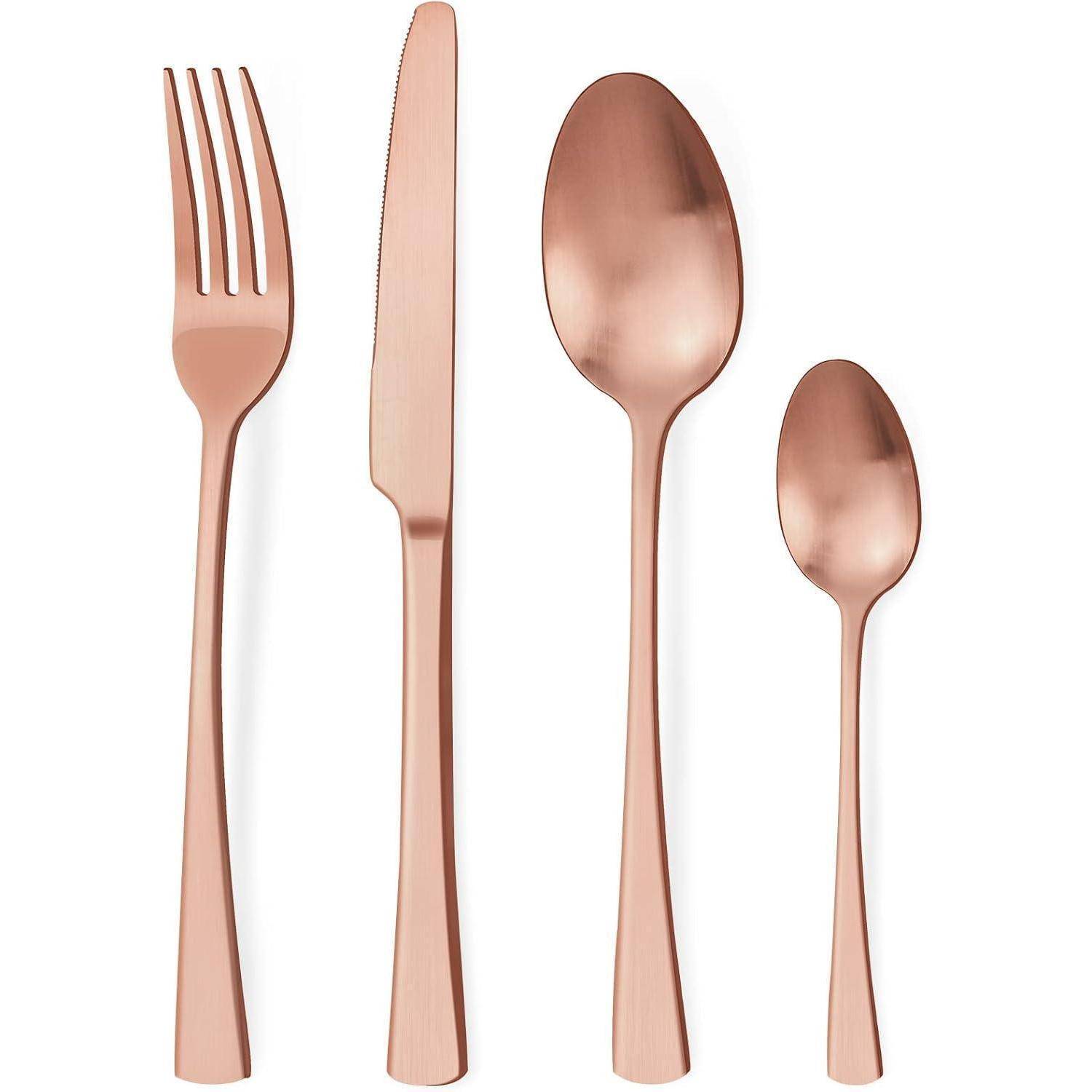 Ein Set aus vier roségoldenen Utensilien umfasst eine Gabel, ein Messer, einen großen Löffel und einen kleinen Löffel, die vertikal auf einem weißen Hintergrund angeordnet sind.