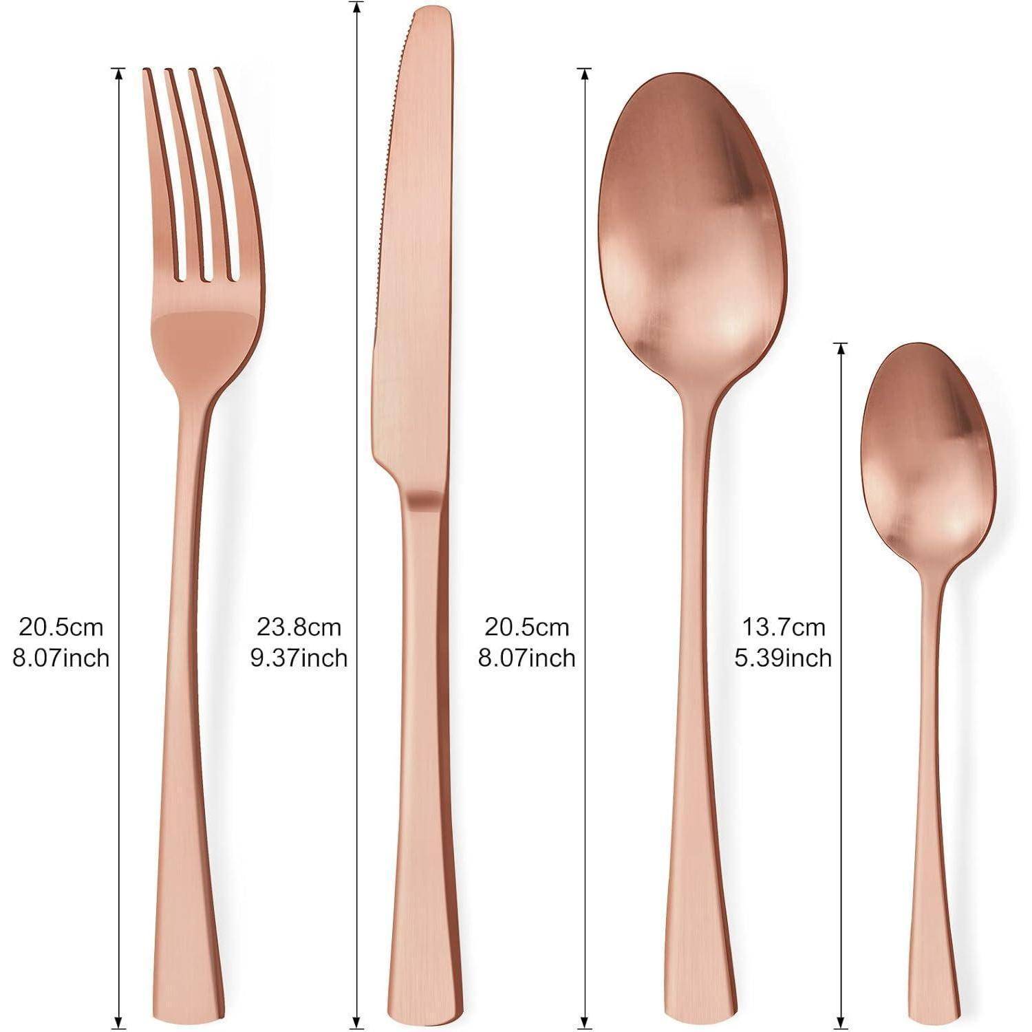 Vierteiliges Besteck-Set aus Roségold: Gabel, Messer, Esslöffel und Teelöffel, mit Maßangaben in Zentimetern und Zoll.
