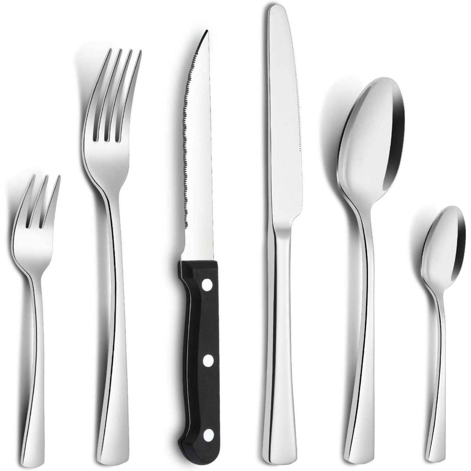 Ein Besteckset, bestehend aus einer Gabel, einem Steakmesser, einem Essteller-Messer, einem Esslöffel, einem Teelöffel und einer Salatgabel, in einer geraden Reihe angeordnet.