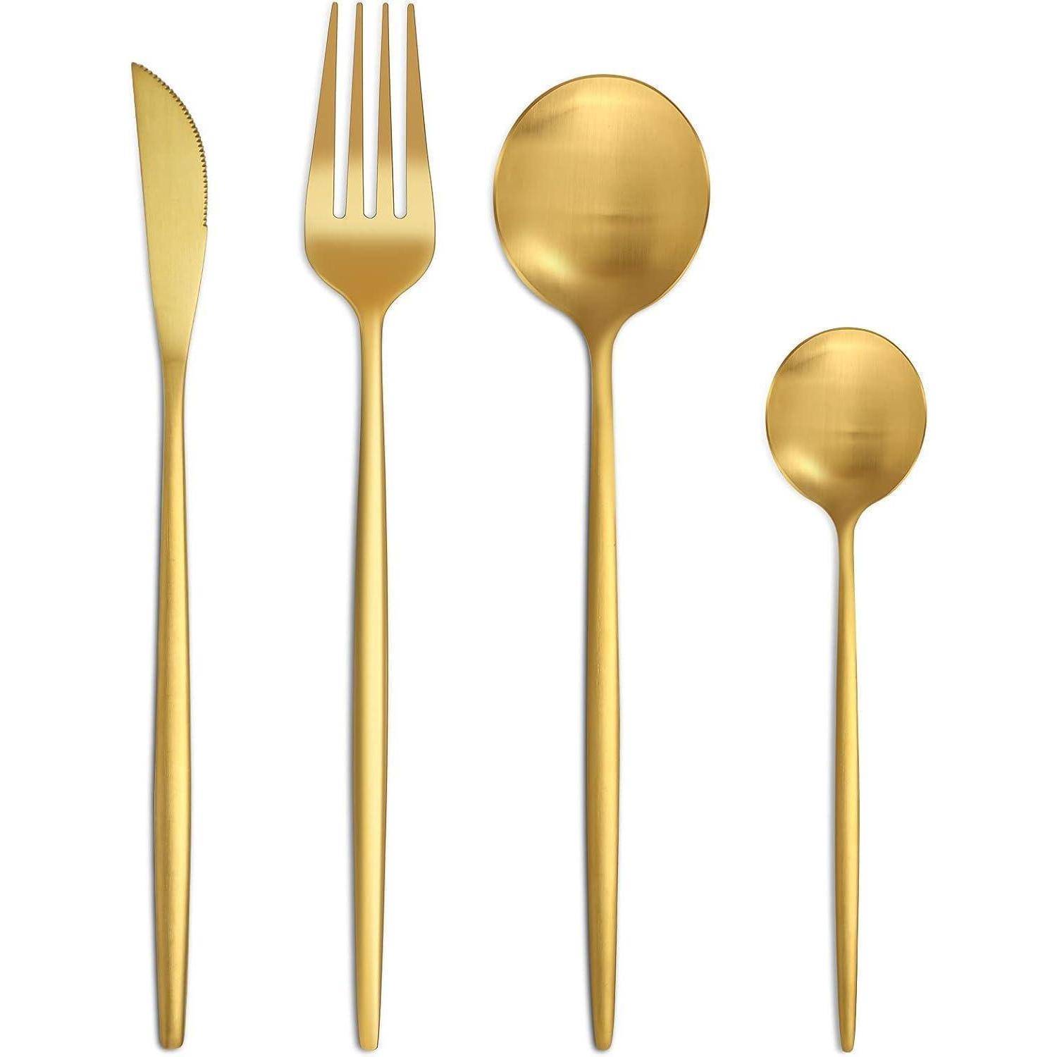 Ein Set aus vier goldenen Utensilien: ein Messer, eine Gabel, ein Löffel und ein Teelöffel, von links nach rechts vertikal angeordnet auf einem weißen Hintergrund.