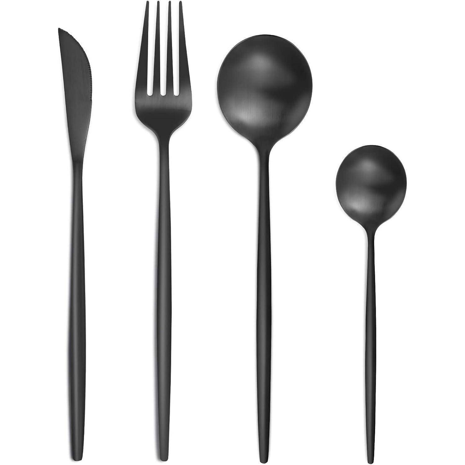 Ein mattschwares Besteckset auf weißem Hintergrund, bestehend aus einem Messer, einer Gabel, einem Löffel und einem Teelöffel, in einer Linie angeordnet.
