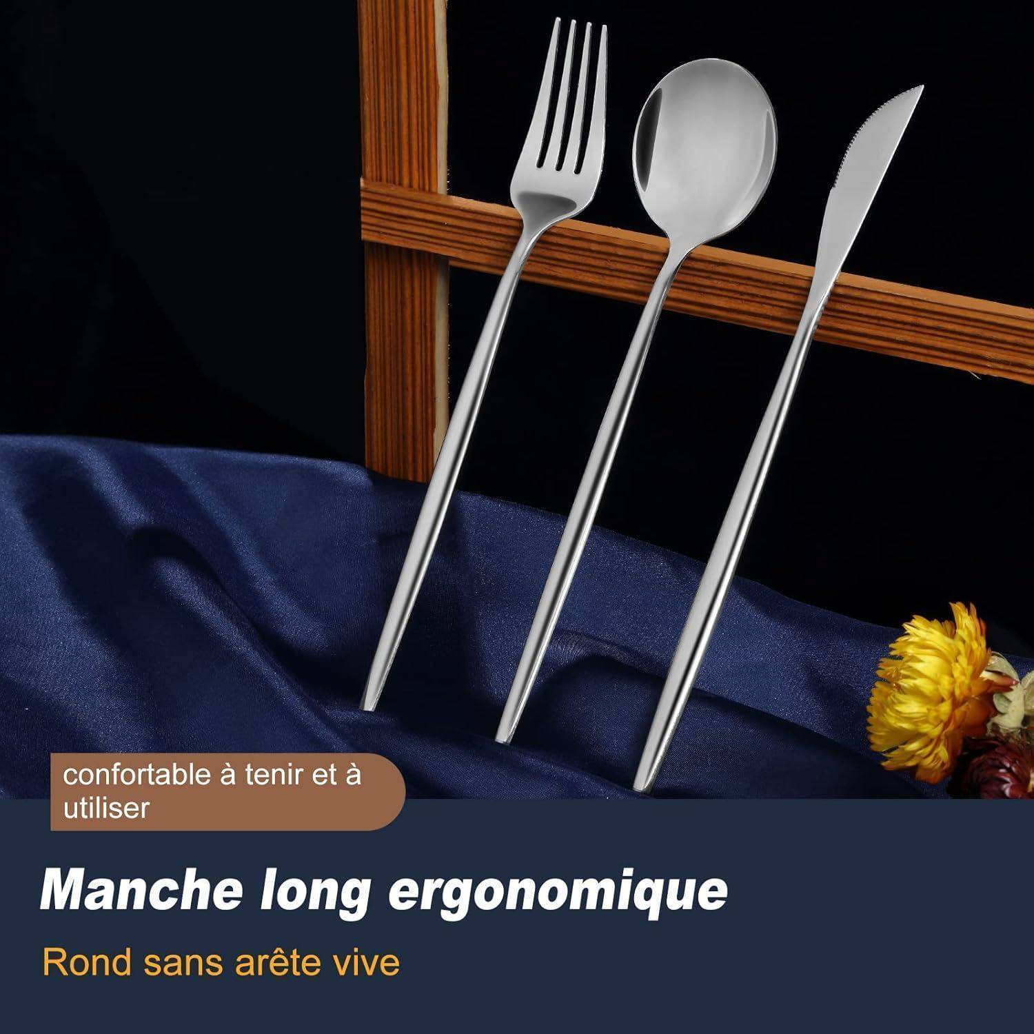 Eine Gabel, ein Löffel und ein Messer mit langen ergonomischen Griffen werden vor einem dunklen Hintergrund mit einem blauen Tuch und gelben Blumen präsentiert.