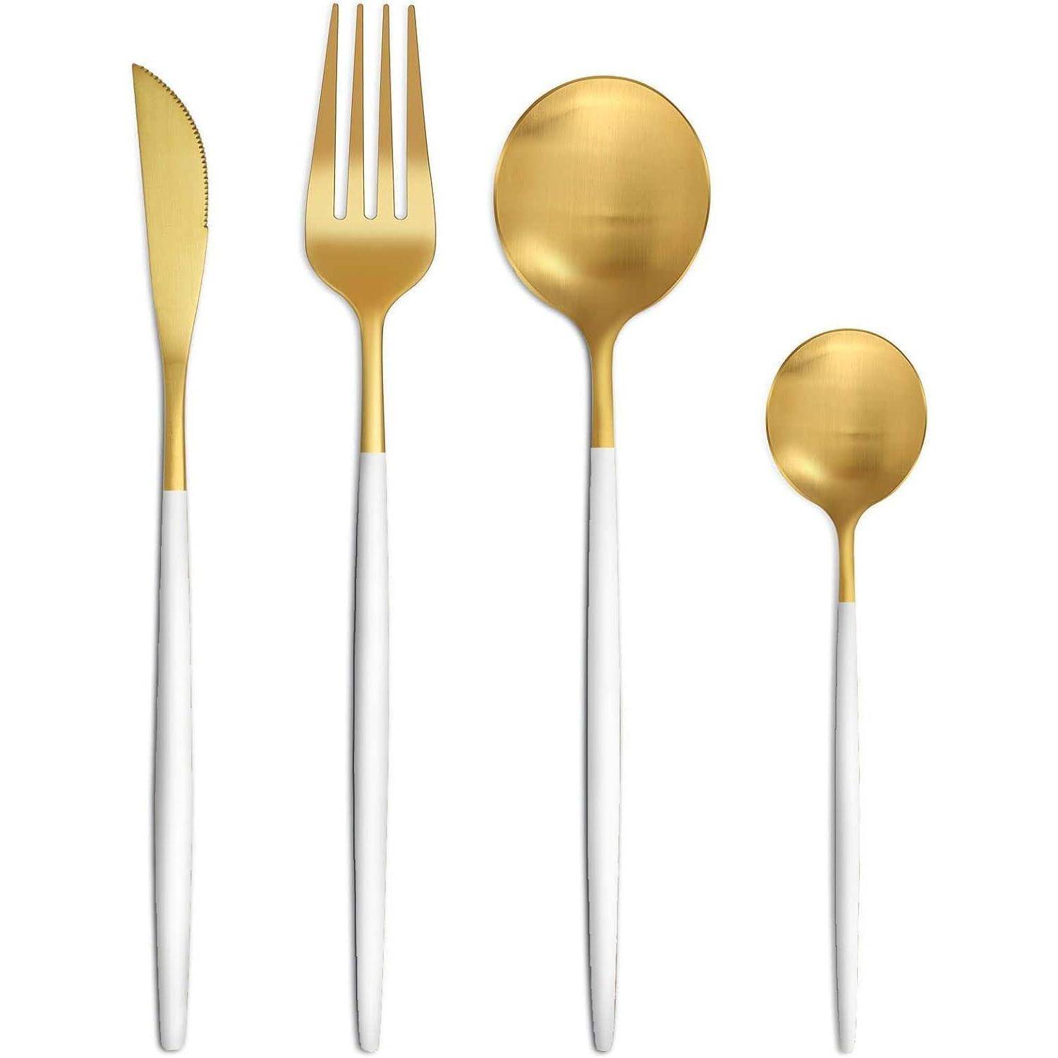 Ein Satz von vier Gold- und weißen Utensilien: ein Messer, eine Gabel, ein großer Löffel und ein kleiner Löffel, vertikal auf einem schlichten Hintergrund angeordnet.