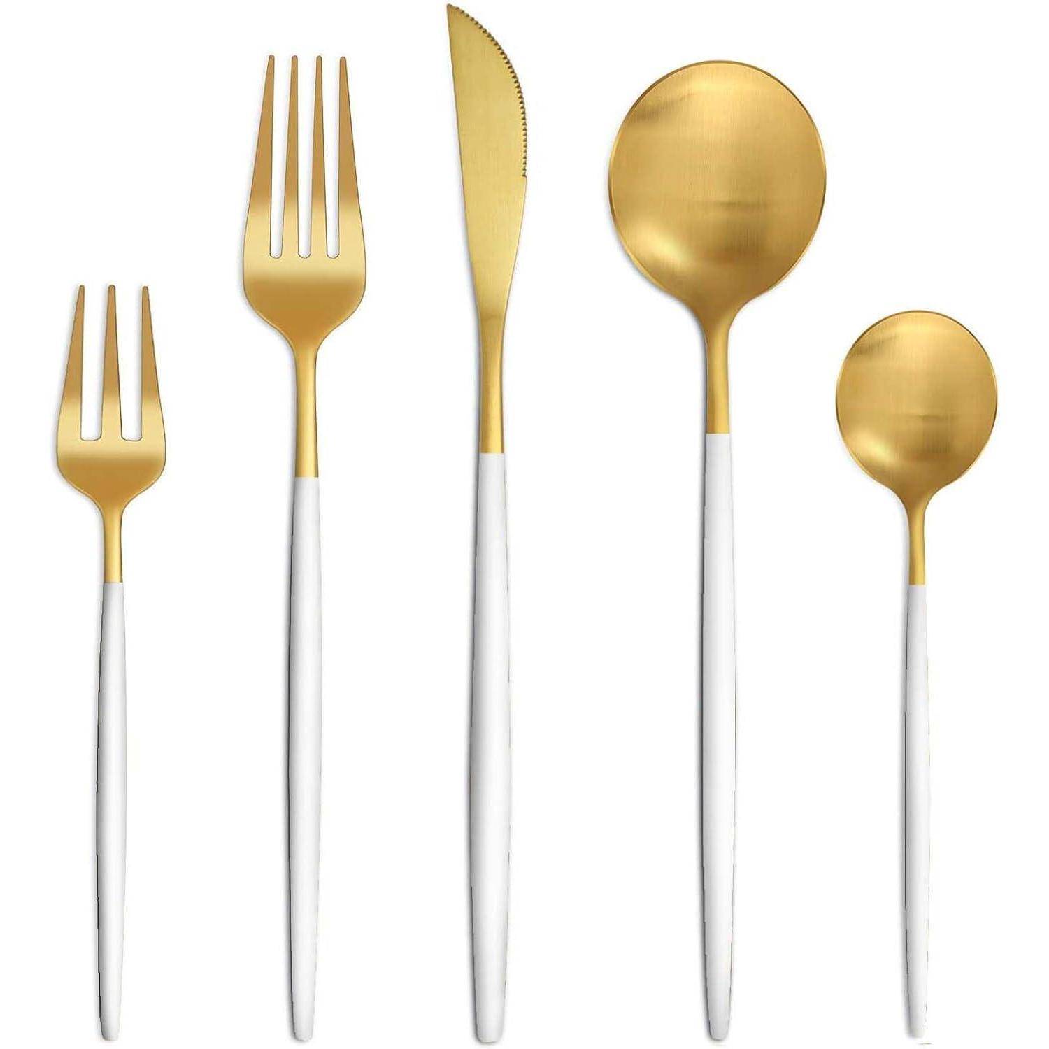 Ein Set aus fünf Gold- und Weißbesteckteilen, bestehend aus zwei Gabeln, einem Messer, einem großen Löffel und einem Teelöffel, vertikal angeordnet.