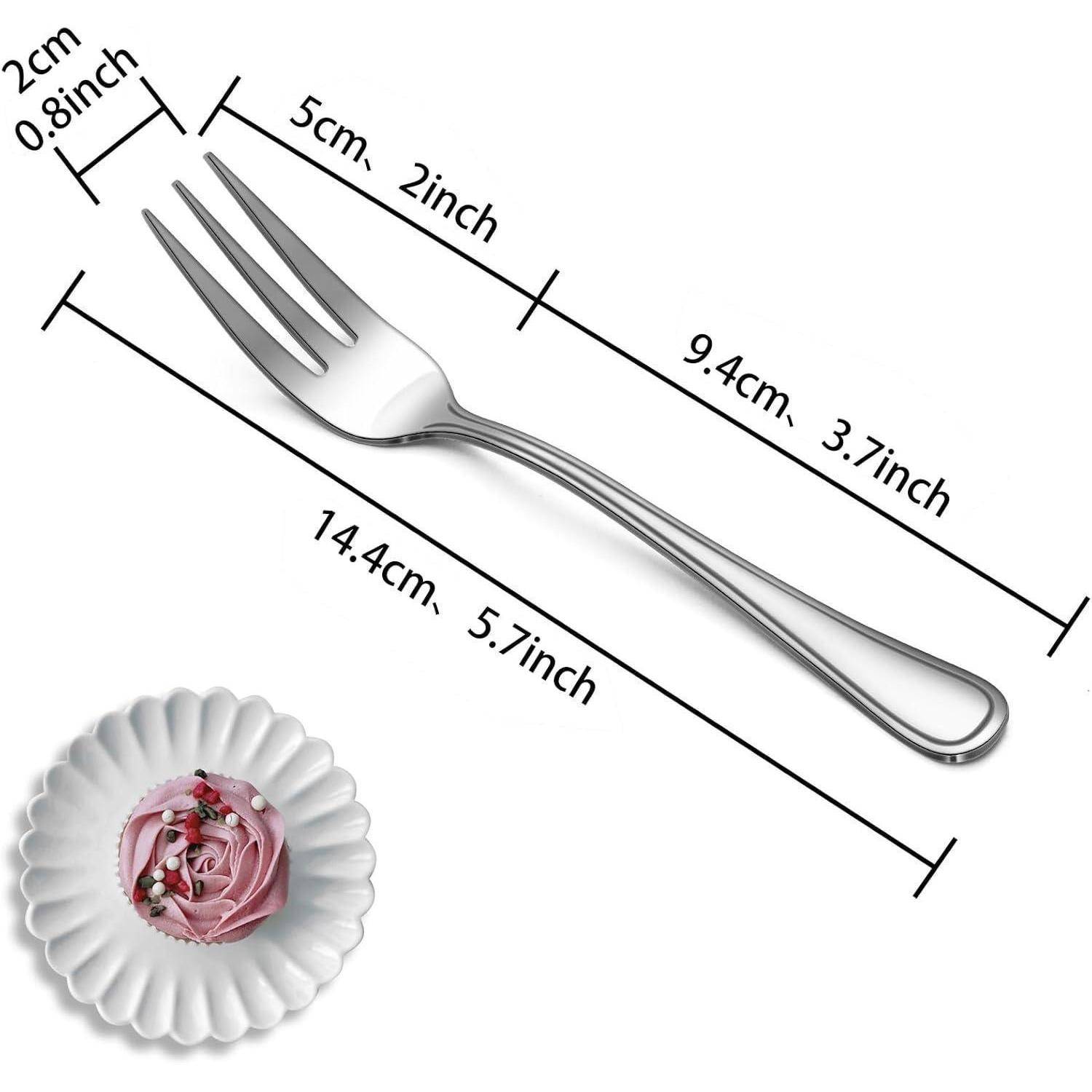 Eine glänzende Metallegabel mit drei Zinken, 14,4 cm lang, die über einem kleinen dekorativen Teller mit einem rosenförmigen Gegenstand gezeigt wird.