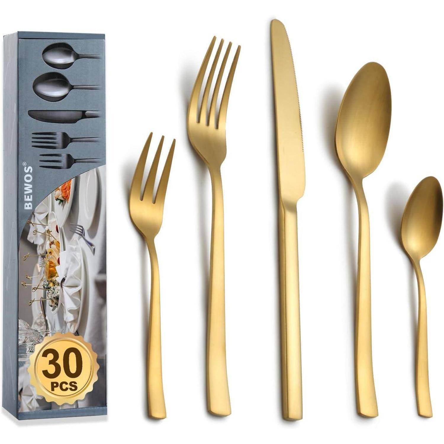 Ein Set goldfarbener Bestecke, bestehend aus einer Gabel, einem Messer, einem Löffel und einem Teelöffel, wird neben einer Verpackung präsentiert, die mit '30 PCS' beschriftet ist und Abbildungen von Bestecken zeigt.