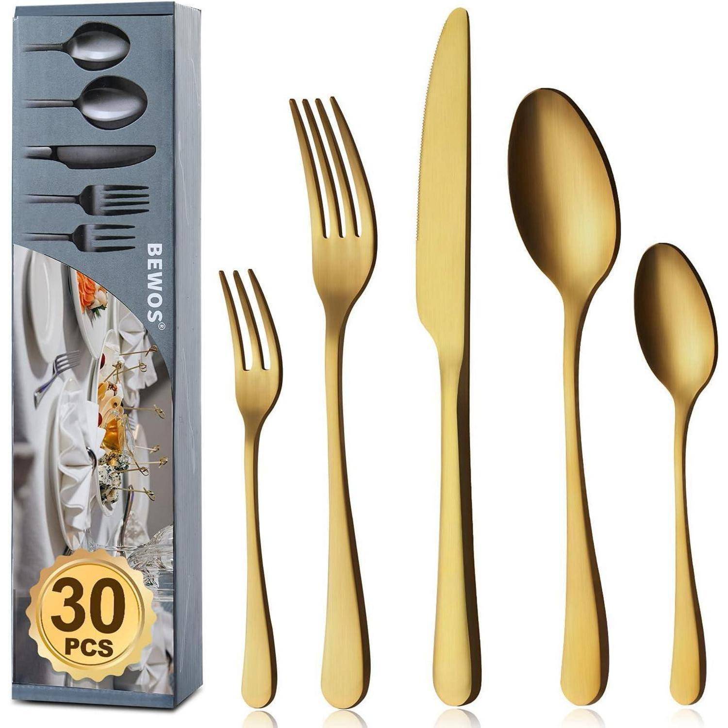 Gold-farbiges 30-teiliges Besteck-Set, das neben seiner Verpackung ausgestellt ist. Enthält Gabeln, Messer und Löffel.