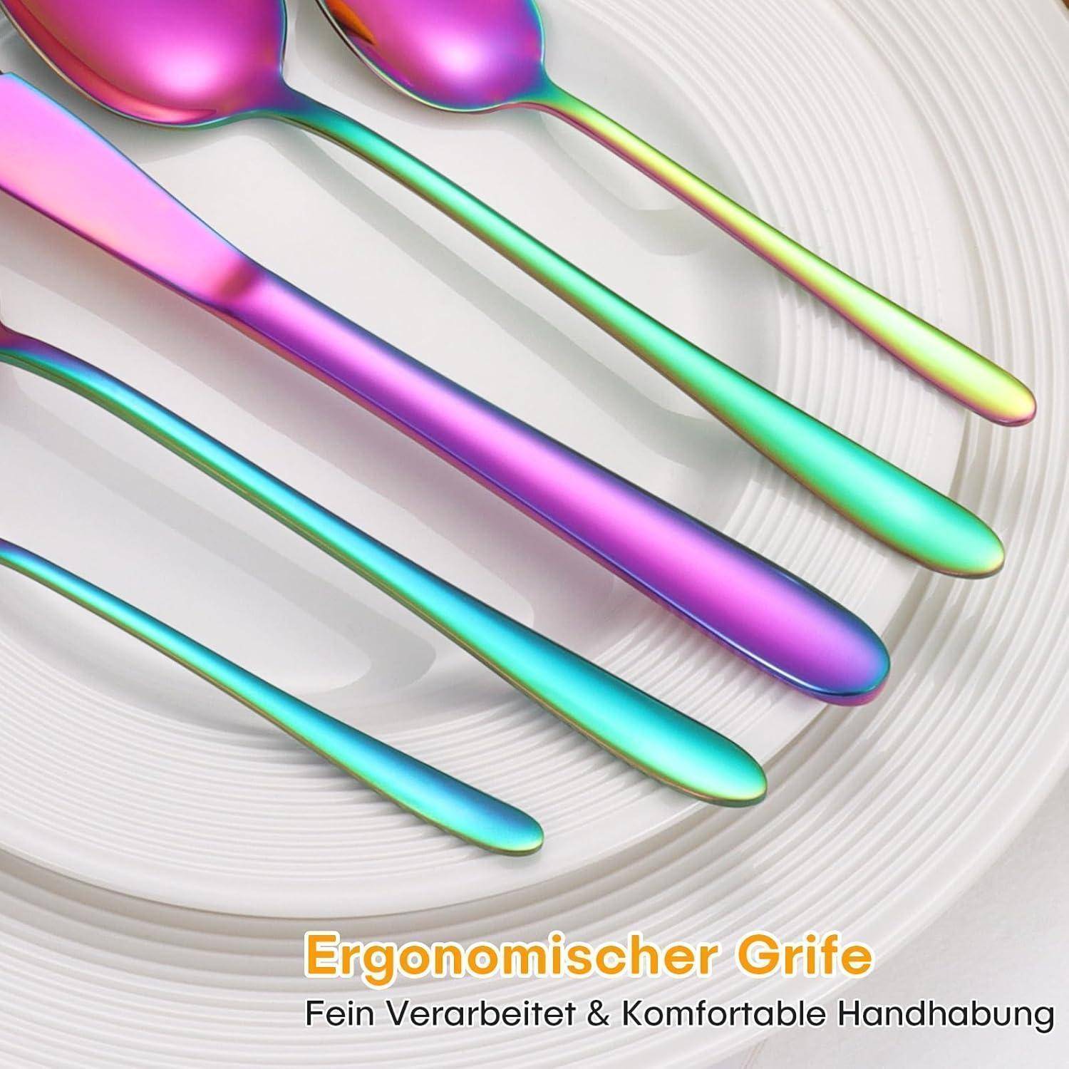 Ein Besteck-Set in Regenbogenfarben auf einem weißen Teller mit dem Text 'Ergonomische Griffe' und 'Fein Verarbeitet & Komfortable Handhabung.
