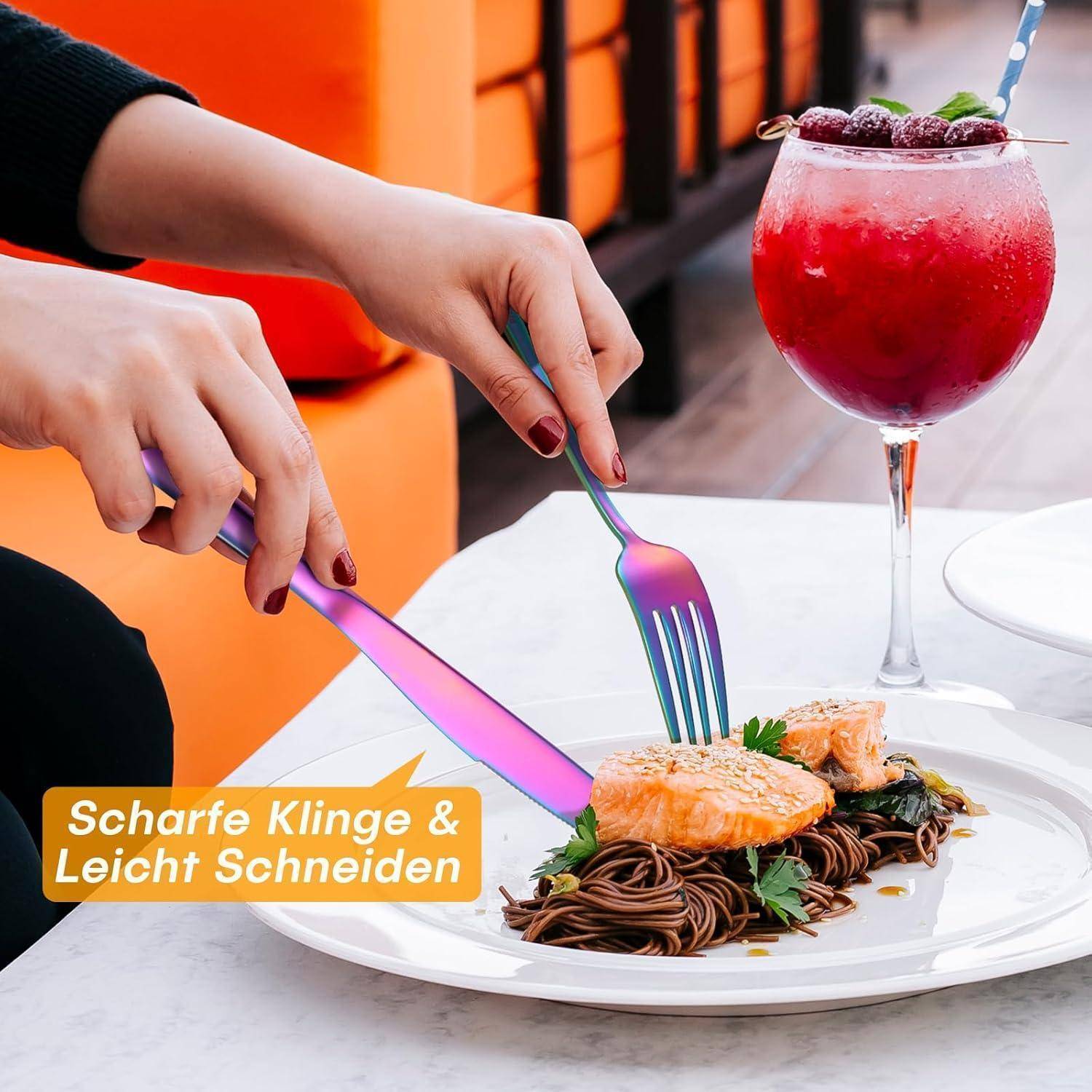 Eine Person, die buntes Besteck verwendet, um Lachs auf Nudeln zu essen; daneben steht ein rotes Getränk. Text auf dem Bild: 'Scharfe Klinge & Leicht Schneiden'.