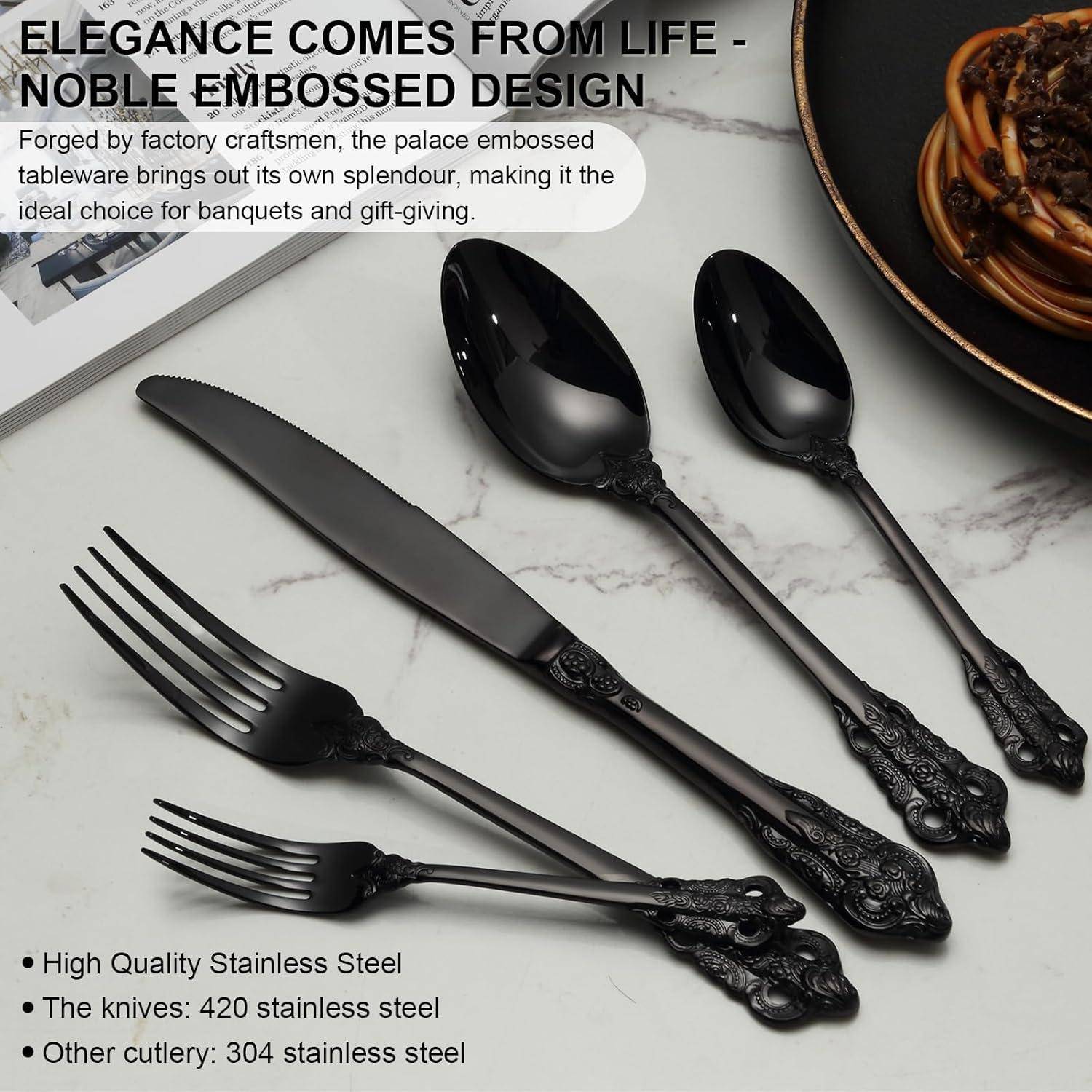 Schwarzes geprägtes Besteck-Set auf einem Tisch mit einem Teller. Der Text lautet: „Eleganz entsteht aus dem Leben - Edles geprägtes Design