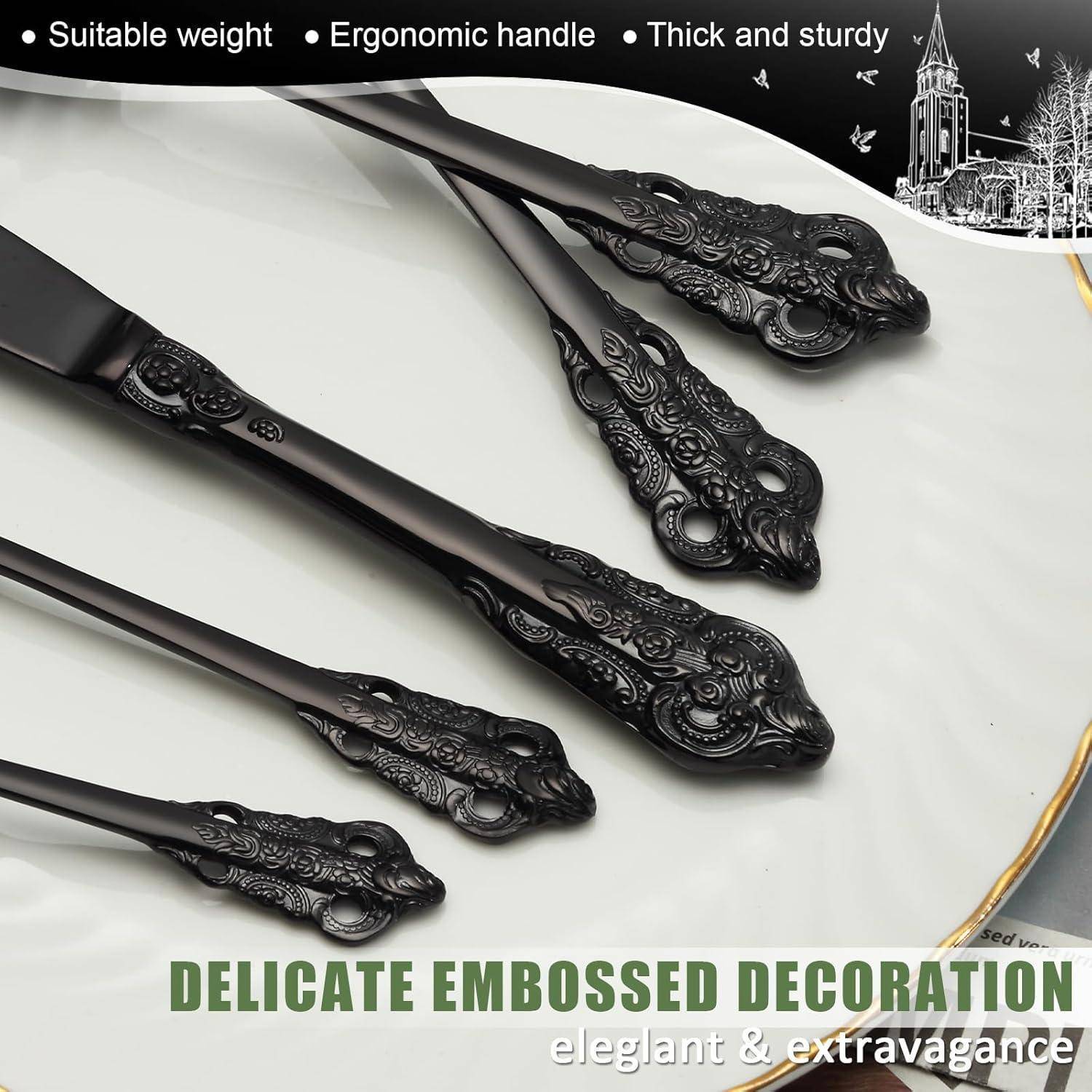 Elegantes schwarzes Besteck-Set mit geprägtem Design auf den Griffen, auf einem Teller platziert. Der Text auf dem Bild hebt Zweckmäßigkeit und Eleganz hervor.