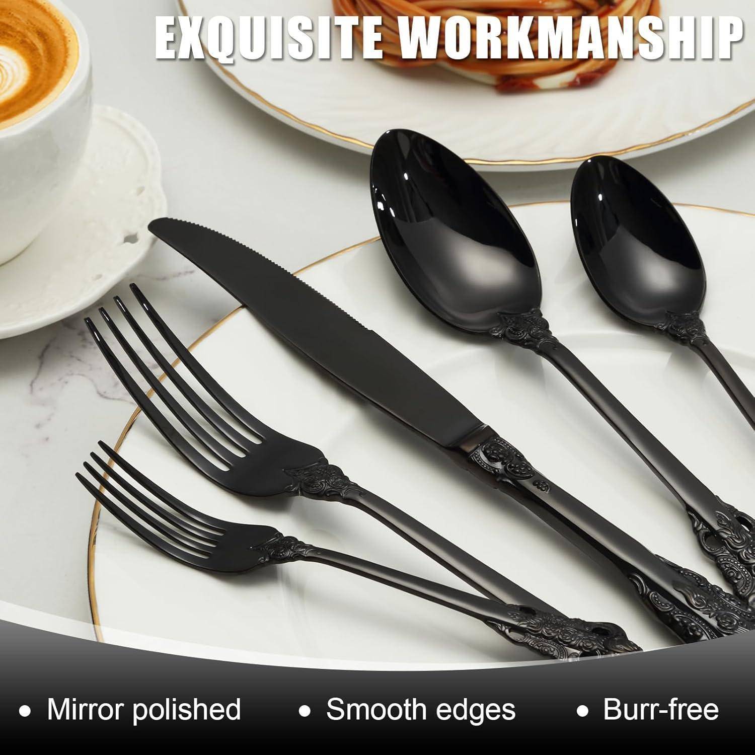 Elegantes Besteck-Set auf einem Teller, mit glänzenden Gabeln, Messern und Löffeln mit glatten Kanten. Text lautet 'Exquisite Handwerkskunst'.