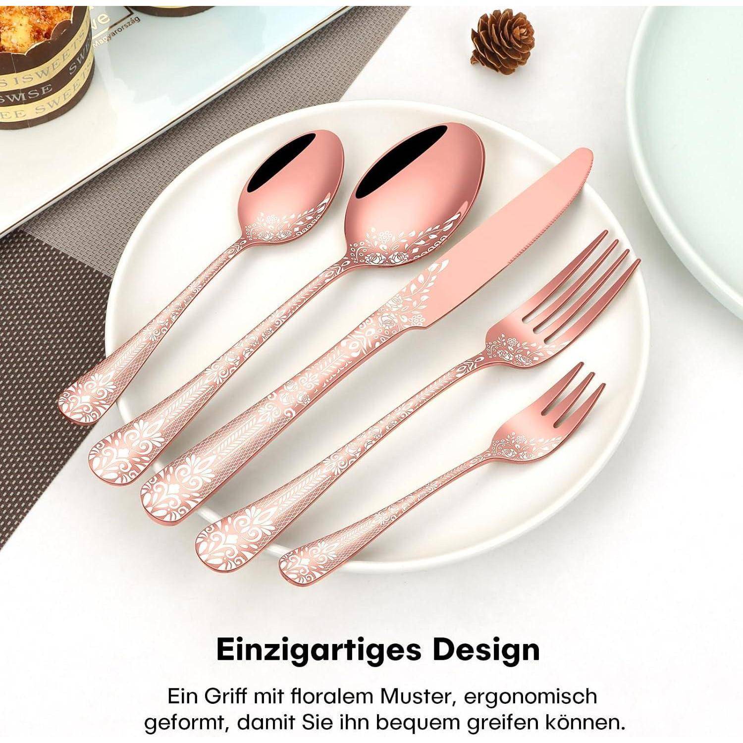 Ein Satz Silberbesteck mit Blumenmuster, bestehend aus zwei Löffeln, einer Gabel und einem Messer auf einem weißen Teller. Text darunter liest sich 