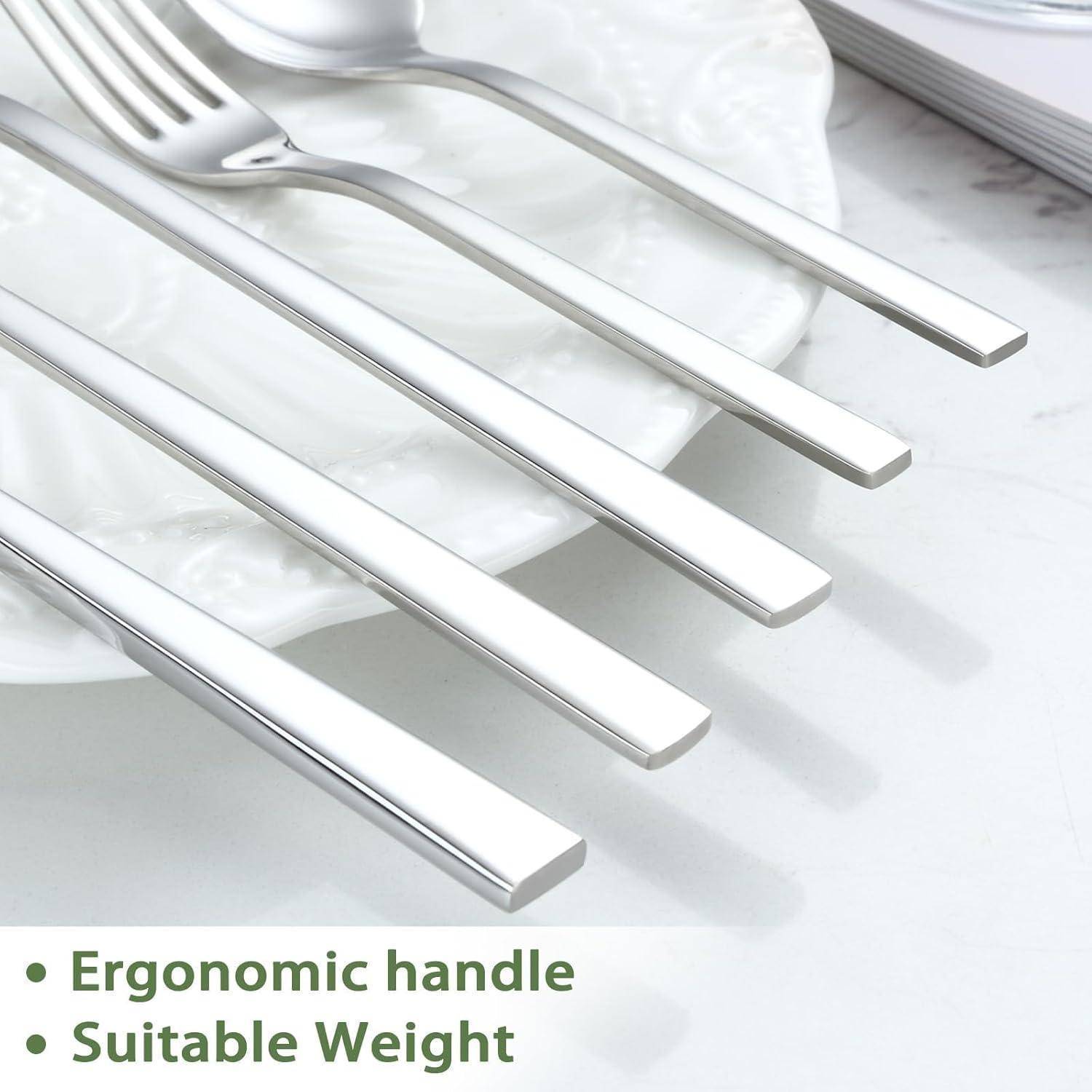 Ein Set von Silbergabeln und -löffeln mit ergonomischen Griffen und passendem Gewicht wird auf einem weißen Teller auf einer Marmoroberfläche präsentiert.