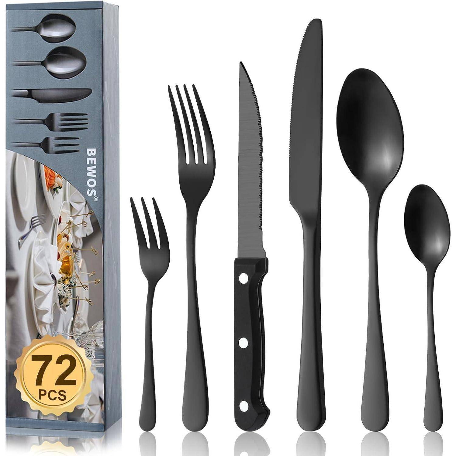 Ein 72-teiliges Besteck-Set in mattem Schwarz ist ausgestellt, das Gabeln, Messer und Löffel umfasst. Eine Schachtel mit einem Foto eines Gedecks befindet sich links daneben.