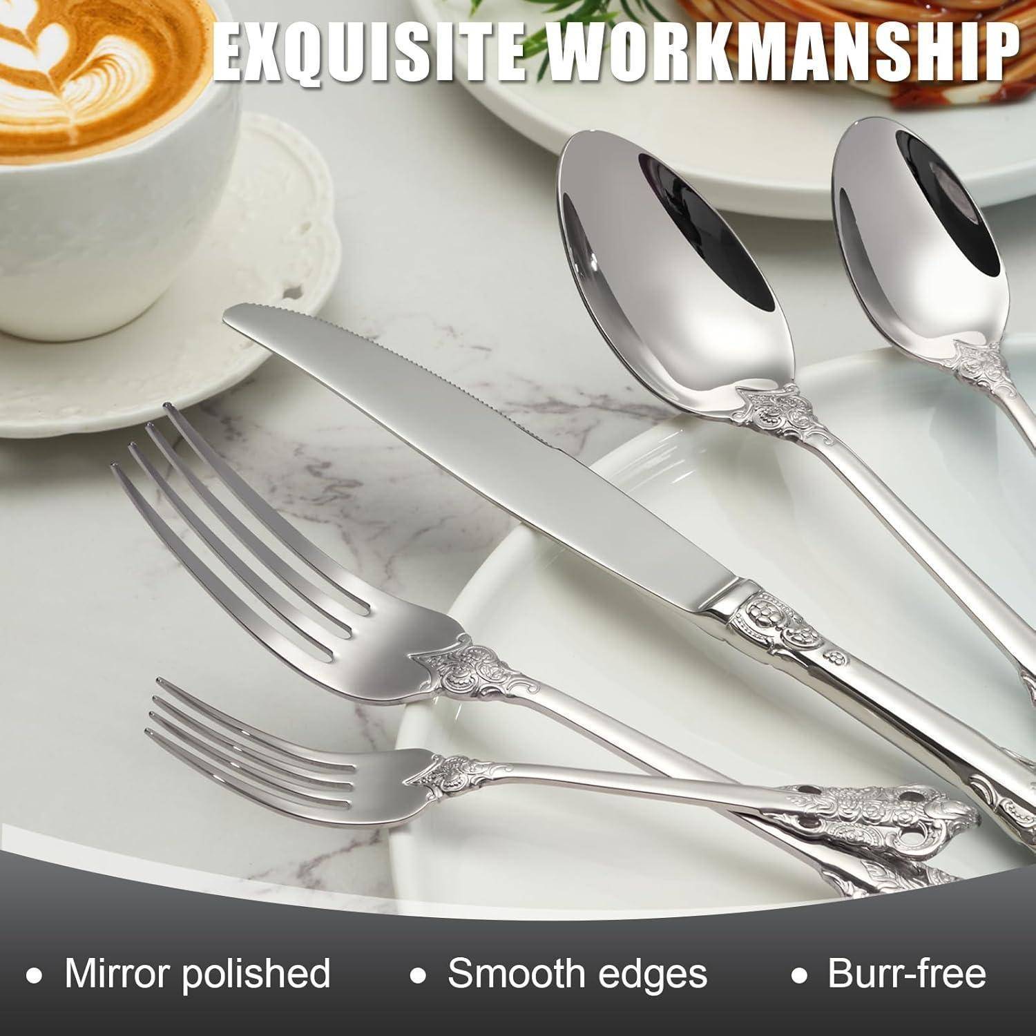 Ein poliertes Besteckset auf einem Esstisch mit einer Tasse Kaffee, bestehend aus Messern, Gabeln und Löffeln. Text lautet: „Exquisite Handwerkskunst.