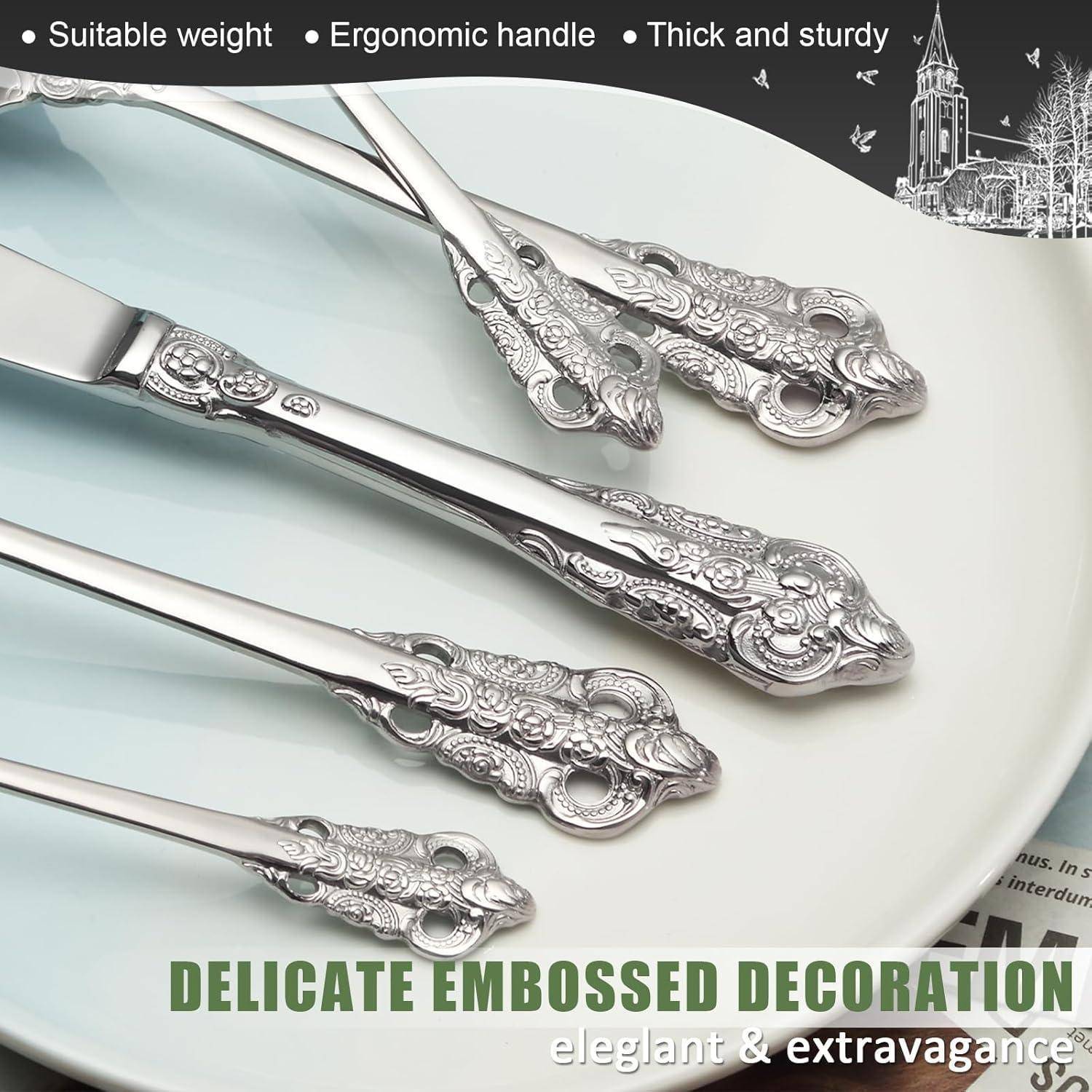 Silbernes Besteckset auf einem weißen Teller mit kunstvollen geprägten Ornamenten. Text lautet: 'Zarte geprägte Verzierung, elegant & extravagant.