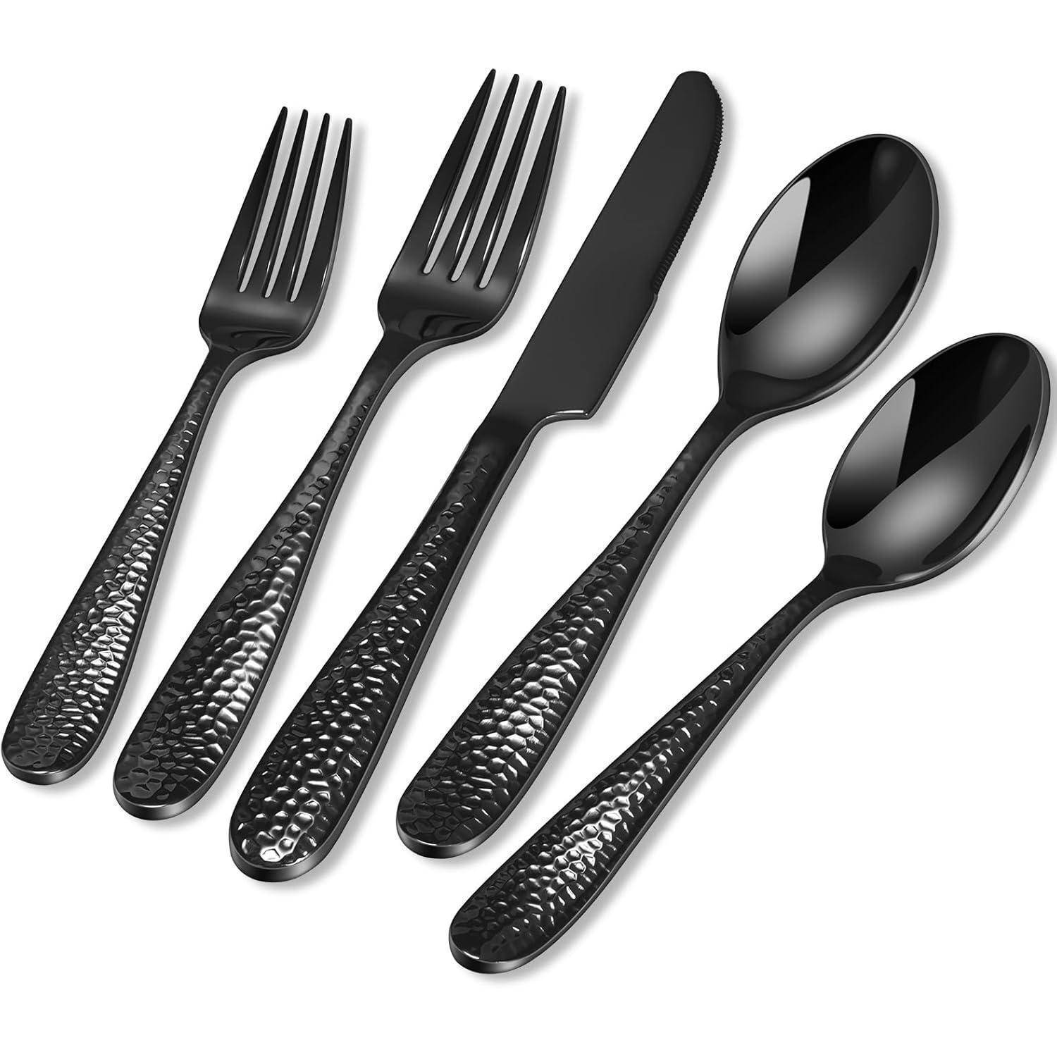 Set von schwarzem Edelstahlbesteck mit texturierten Griffen, bestehend aus zwei Gabeln, einem Messer und zwei Löffeln, auf einem weißen Hintergrund präsentiert.