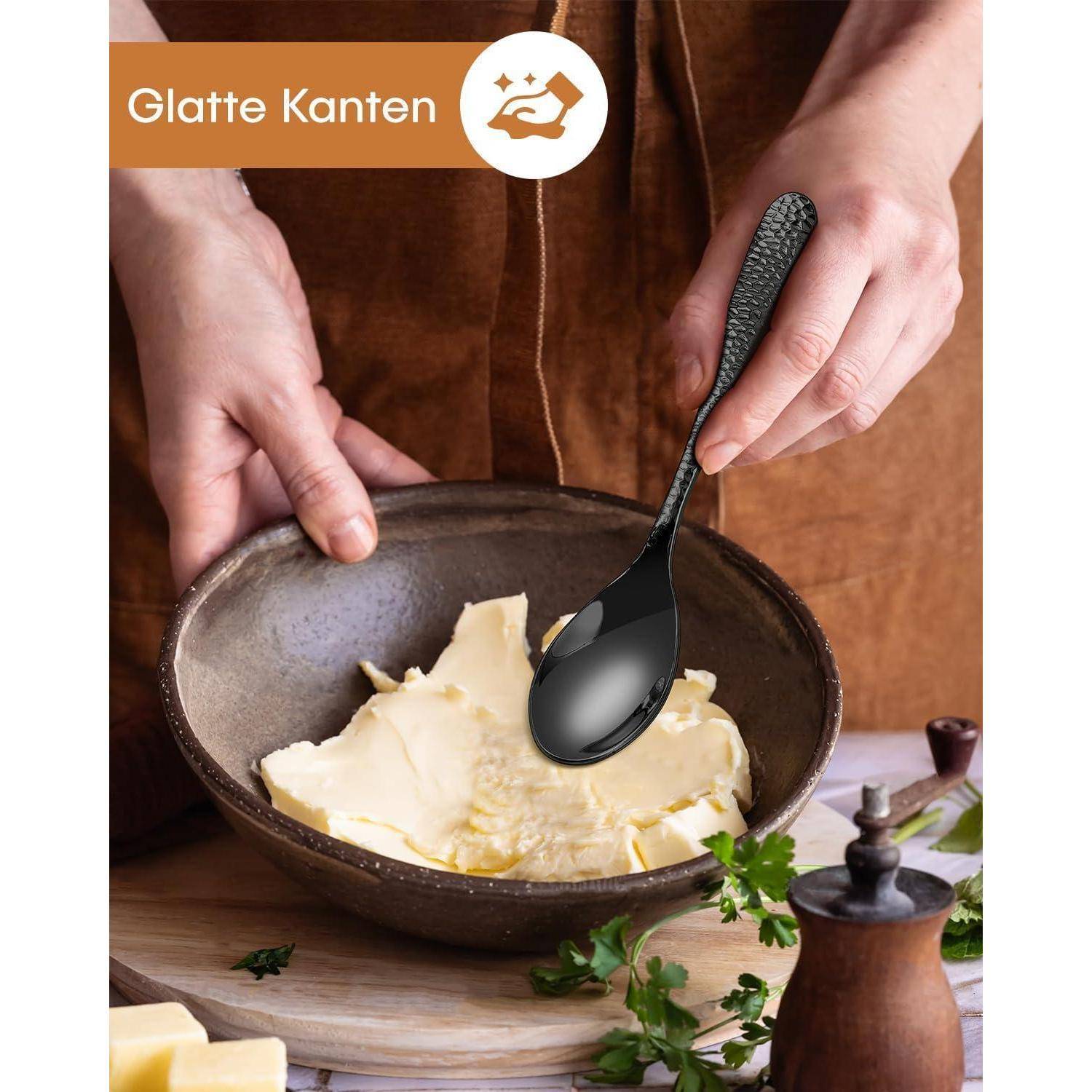 Eine Person, die einen Löffel verwendet, um Butter aus einer Schüssel zu schöpfen. Die Beschriftung ‚Glatte Kanten' deutet auf die Betonung der glatten Kanten des Löffels hin.