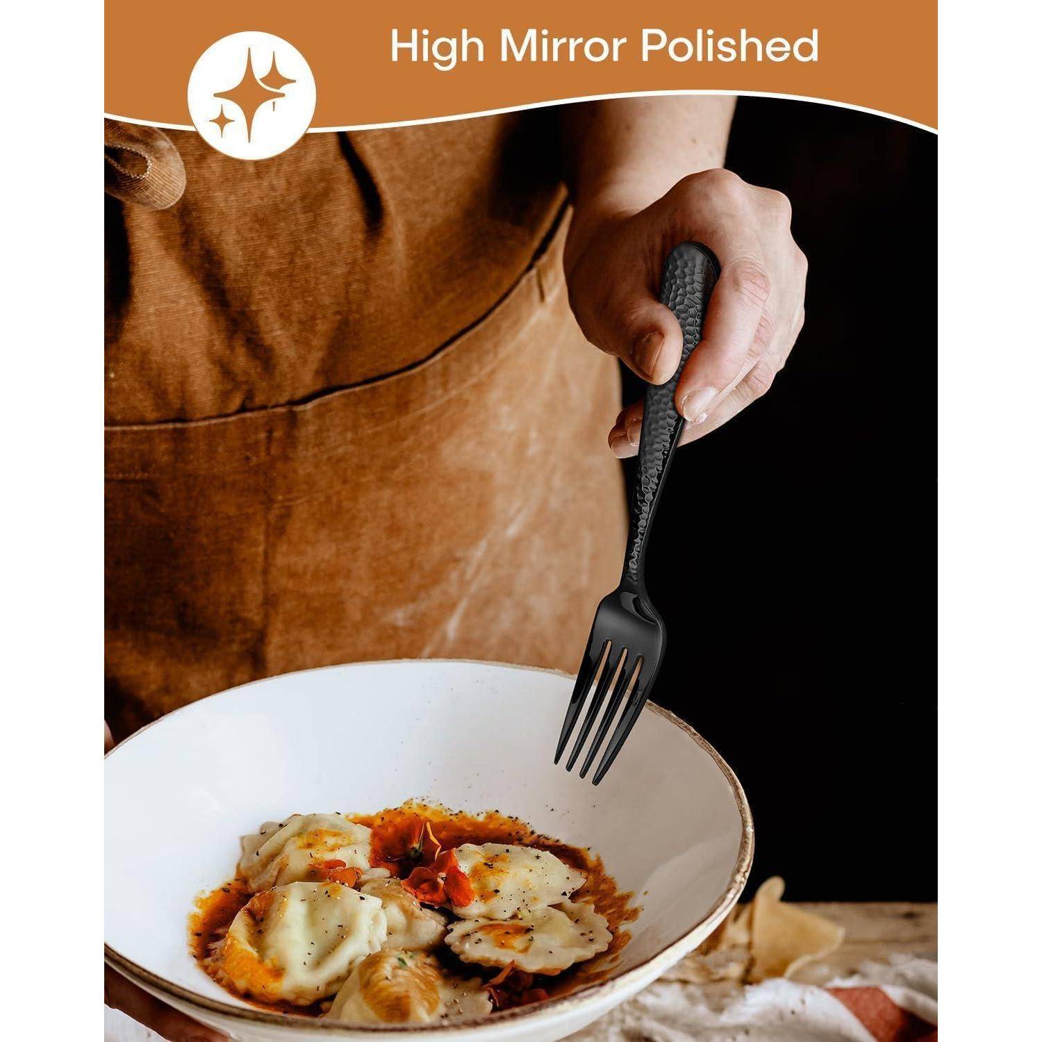 Eine Person hält eine Gabel über einer Schüssel mit Ravioli und trägt eine braune Schürze. Der Text „High Mirror Polished