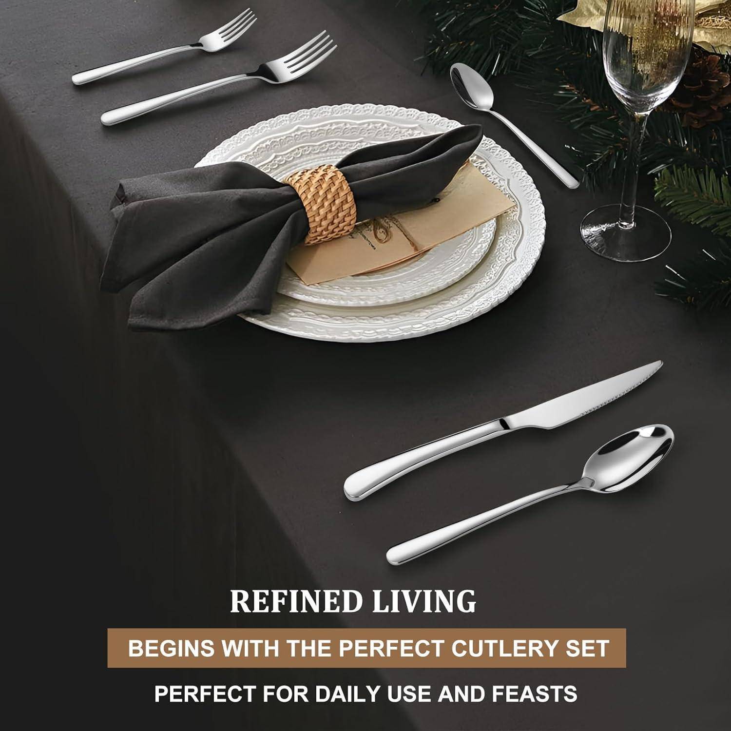 Ein sorgfältig gedeckter Esstisch präsentiert eine schwarze Serviette, einen Untersetzer, Besteck und ein Glas. Der Text lautet: „Kultiviertes Leben: Beginnt mit dem perfekten Besteck-Set.