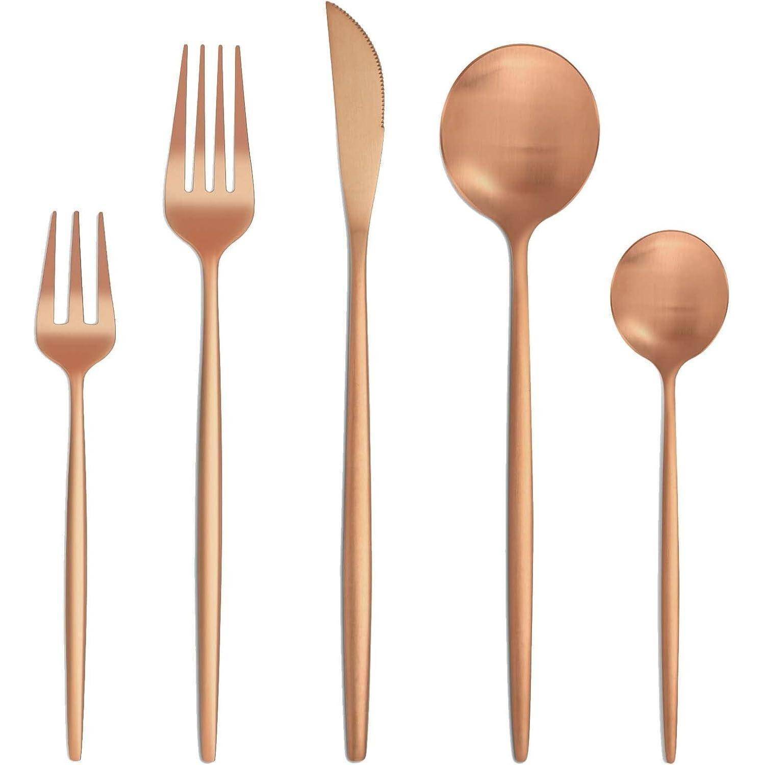 Ein Set aus fünf Roségold-Besteckstücken, bestehend aus einer Salatgabel, einer Menügabel, einem Messer, einem Suppenlöffel und einem Teelöffel, vertikal angeordnet.