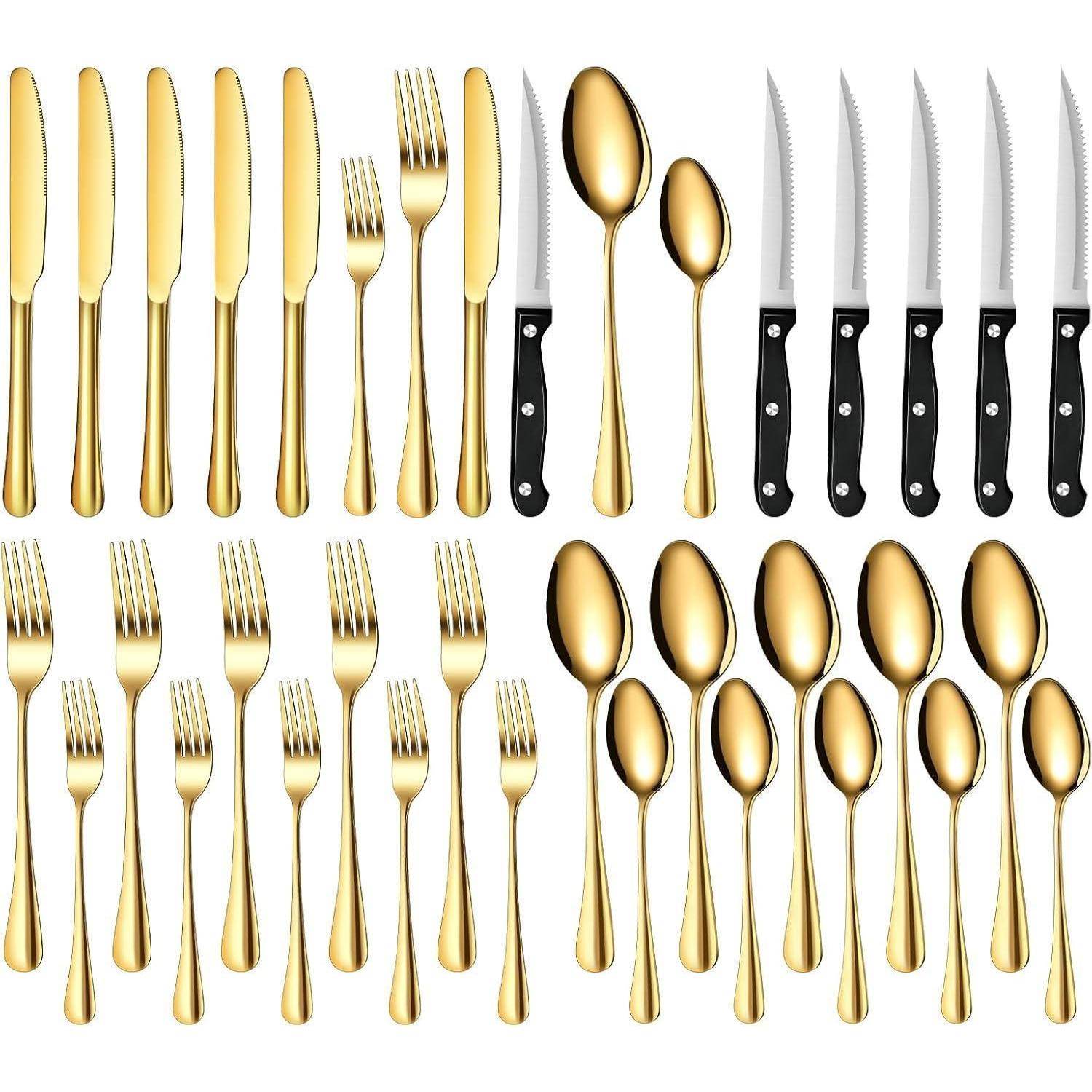 Ein Set goldfarben Besteck, bestehend aus Messern, Gabeln, Löffeln und Serviermessern, die in Reihen angeordnet sind.
