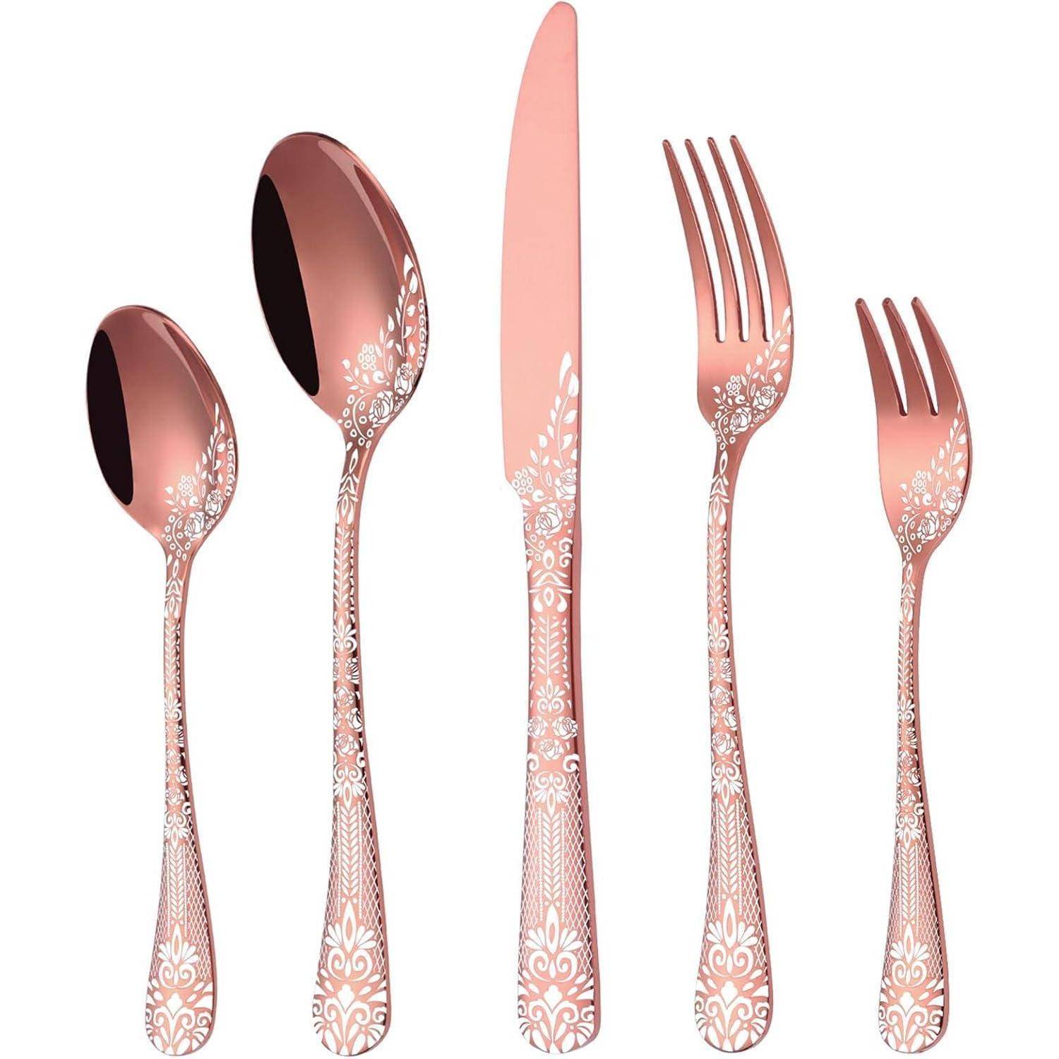 Ein Set aus fünf Roségold-Utensilien, bestehend aus einem Löffel, einem Suppenlöffel, einem Messer, einer Gabel und einer Salatgabel, jeweils mit eleganten Blumengravuren verziert.