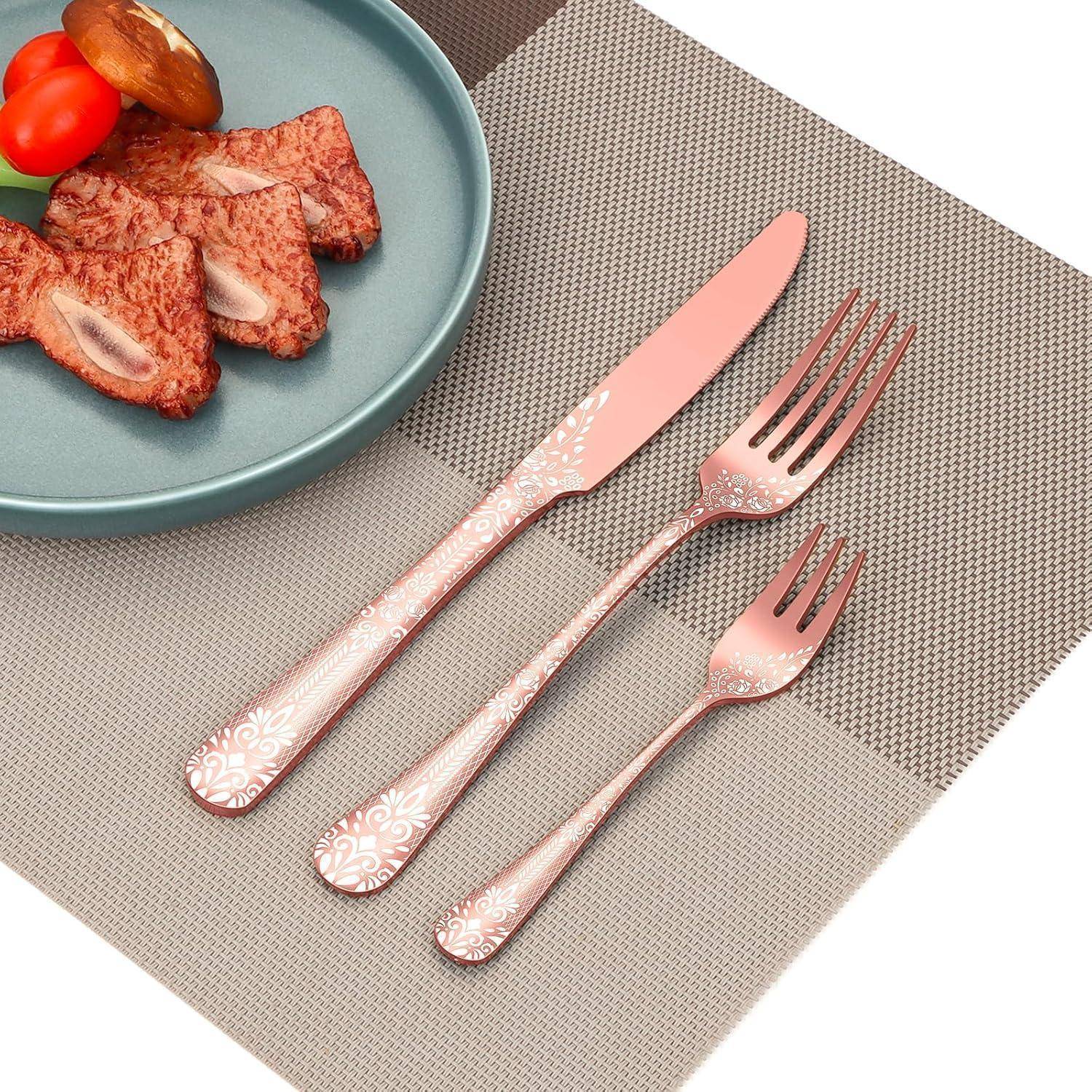 Ein Teller mit in Scheiben geschnittenem Rindfleisch und einer roten Paprika, begleitet von einem Besteck aus Gabel und Messer auf einem strukturierten Tischset.