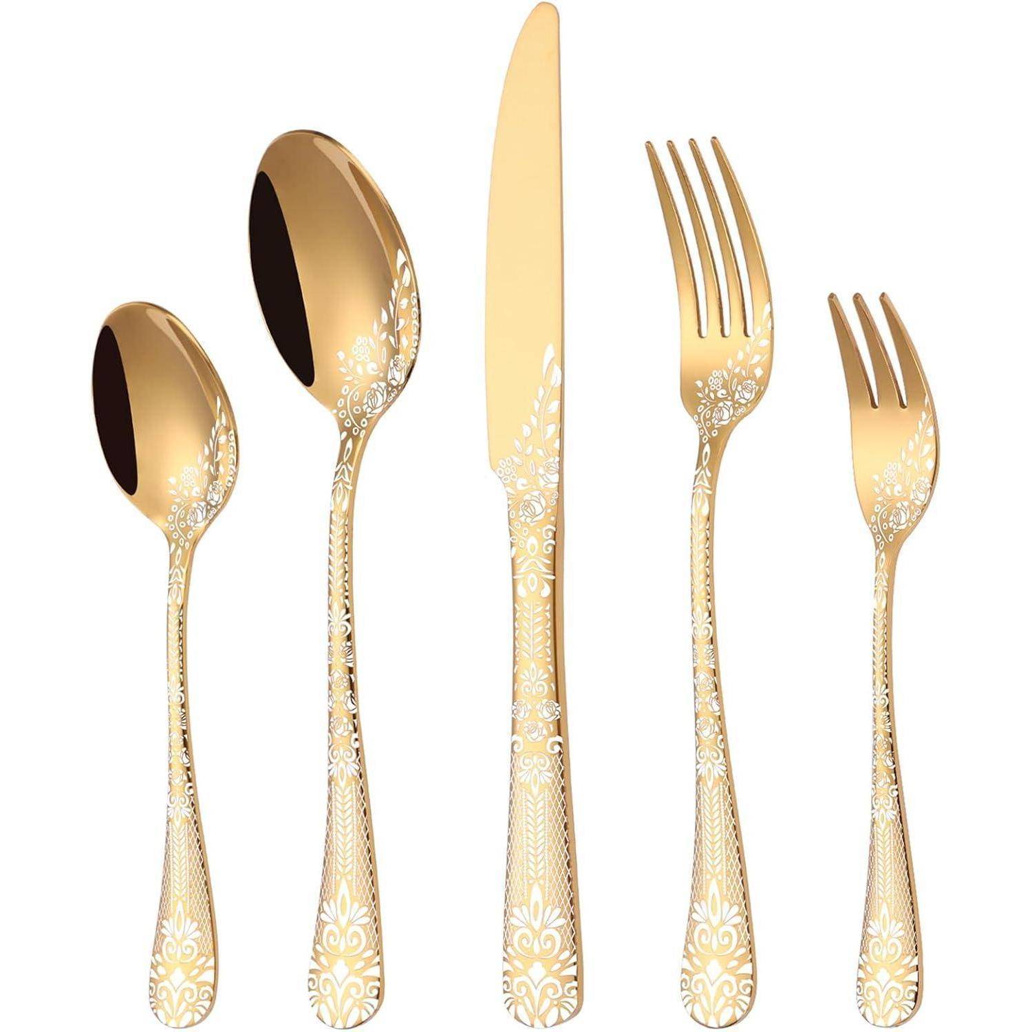 Ein Set aus fünf kunstvoll verzierten Goldbesteck-Stücken, bestehend aus einem Löffel, einem Teelöffel, einem Messer, einer Gabel und einer Salatgabel, wobei jedes Stück mit filigranen dekorativen Mustern versehen ist.