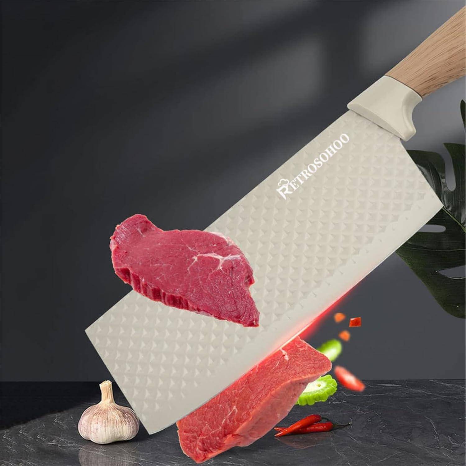 Ein Hackmesser mit einem Holzgriff schneidet durch Scheiben von rohem Fleisch. Knoblauch und Kräuter sind im Hintergrund sichtbar und deuten auf Speisenzubereitung hin.