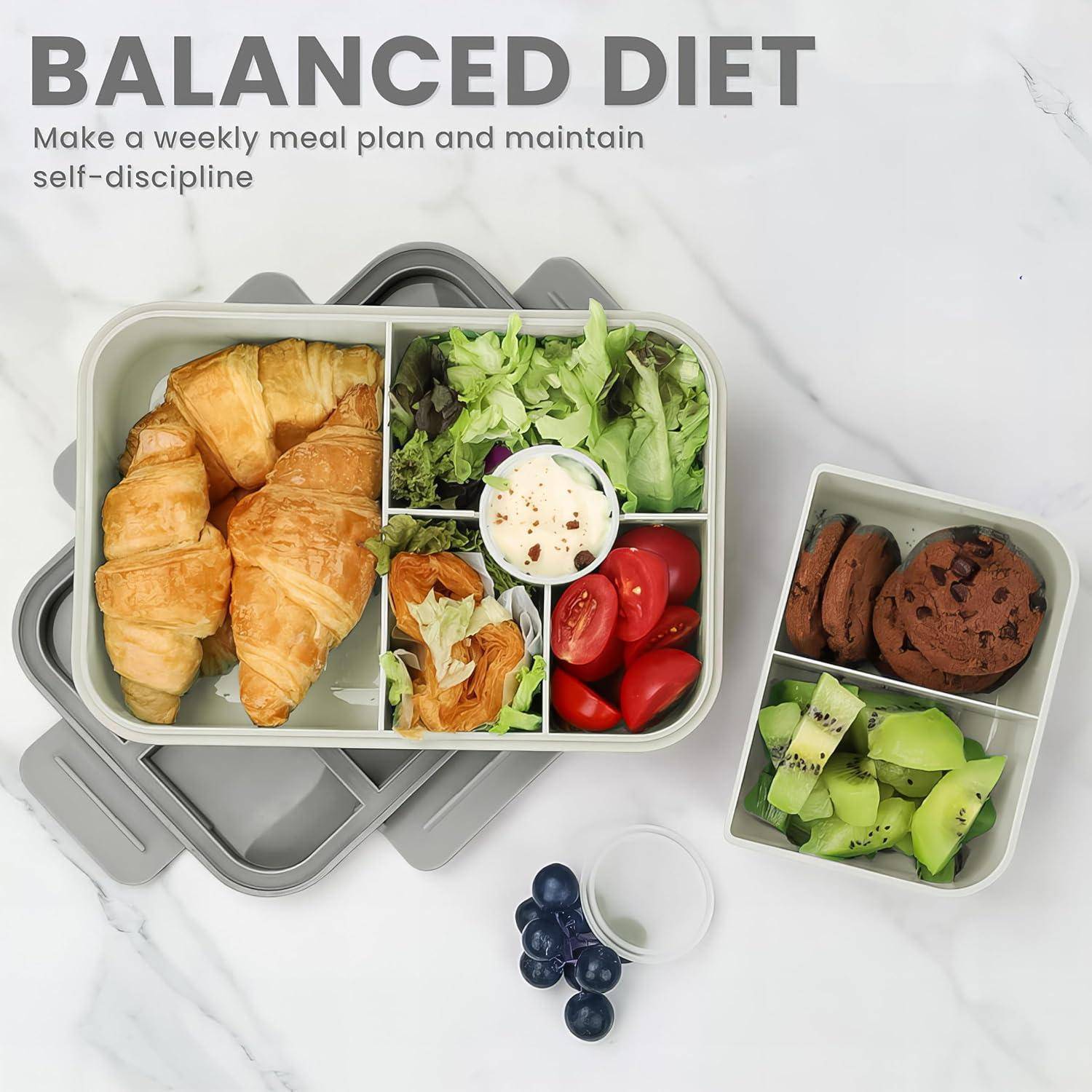 Lunchbox mit Croissant, Salat und Tomaten öffnen. Kleinere Box enthält Kekse und Obst. Text lautet: 'Ausgewogene Ernährung'.