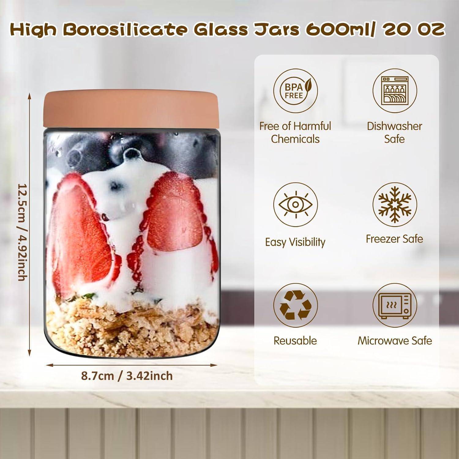 Ein Glasglas gefüllt mit Joghurt, Erdbeeren, Blaubeeren und Müsli. Textmerkmale: chemikalienfrei, spülmaschinen-/gefrier-/mikrowellengeeignet, wiederverwendbar, einfache Sichtbarkeit.