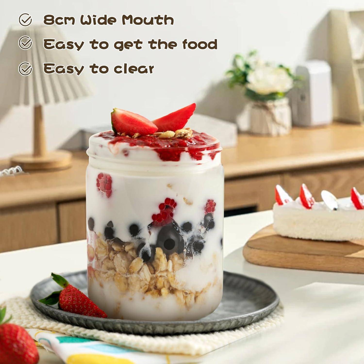 Ein Parfait mit Beeren und Granola, gekrönt mit Erdbeeren. Texthervorhebungen: '8 cm weite Öffnung', 'Einfaches Befüllen', 'Leicht zu reinigen'.