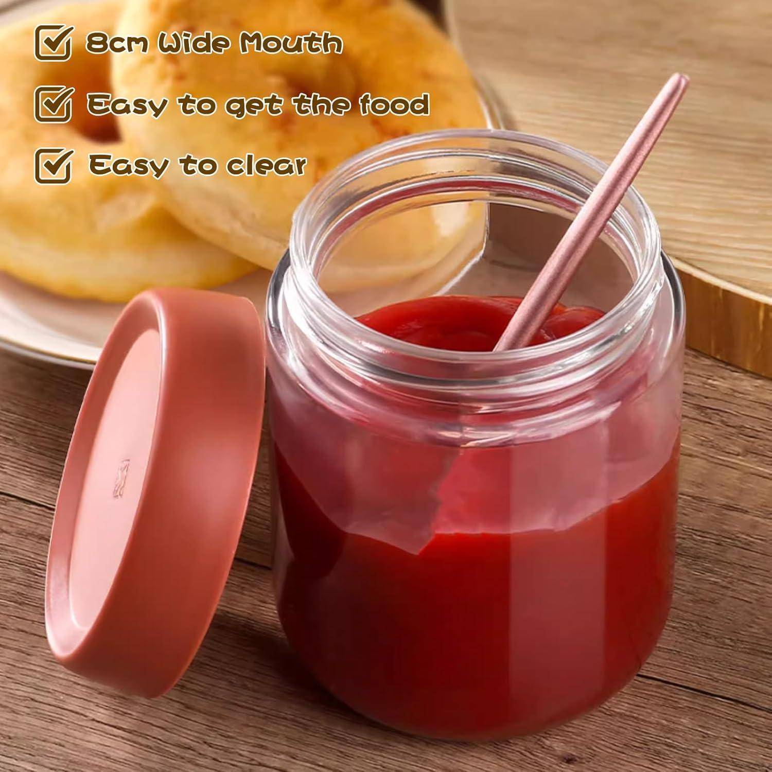 Ein durchsichtiges Glas mit weiter Öffnung, gefüllt mit roter Sauce, hat einen Löffel darin. Text listet Merkmale auf: „8 cm weite Öffnung