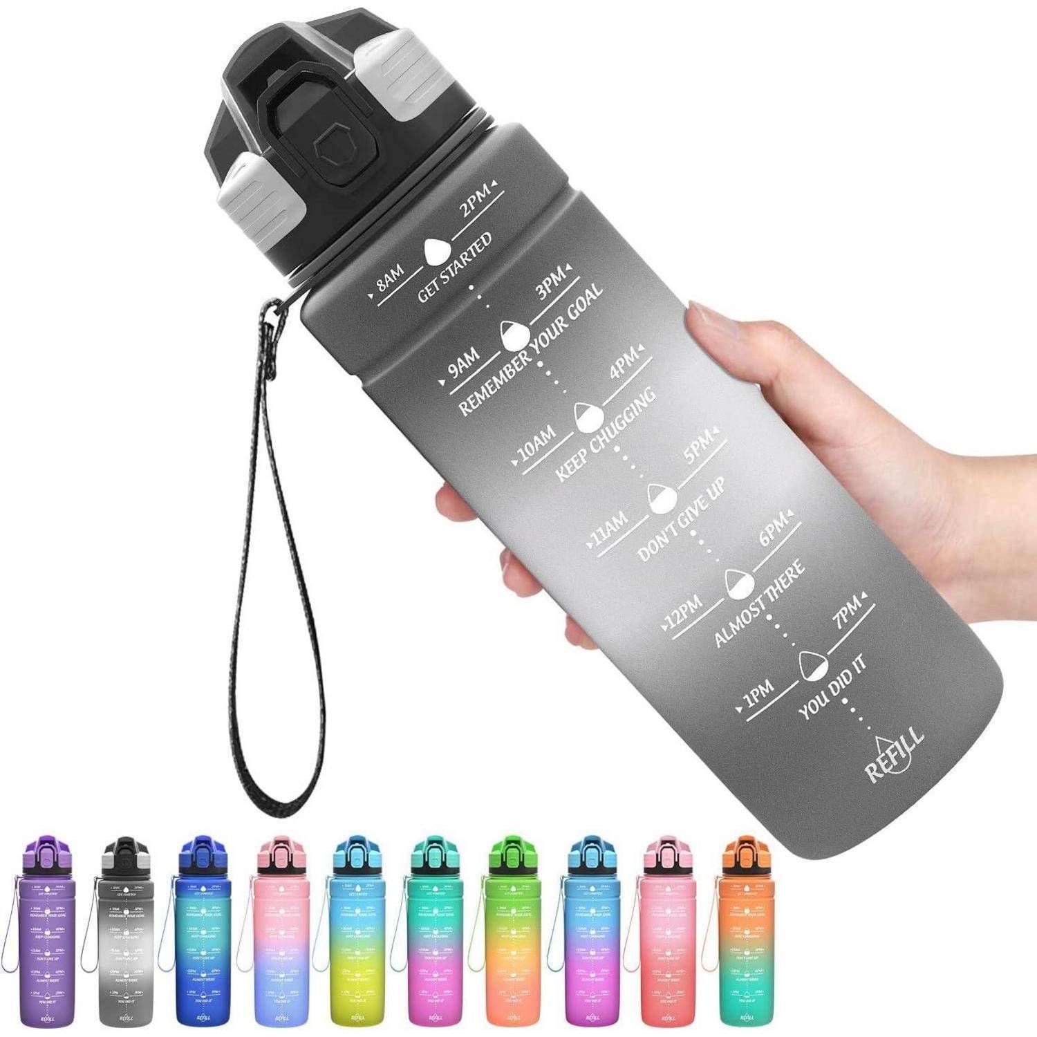 Eine Hand hält eine graue Wasserflasche, die mit Zeitangaben und motivierenden Hinweisen von '7 Uhr' bis '9 Uhr' markiert ist. Darunter sind verschiedene farbige Flaschen ausgestellt.