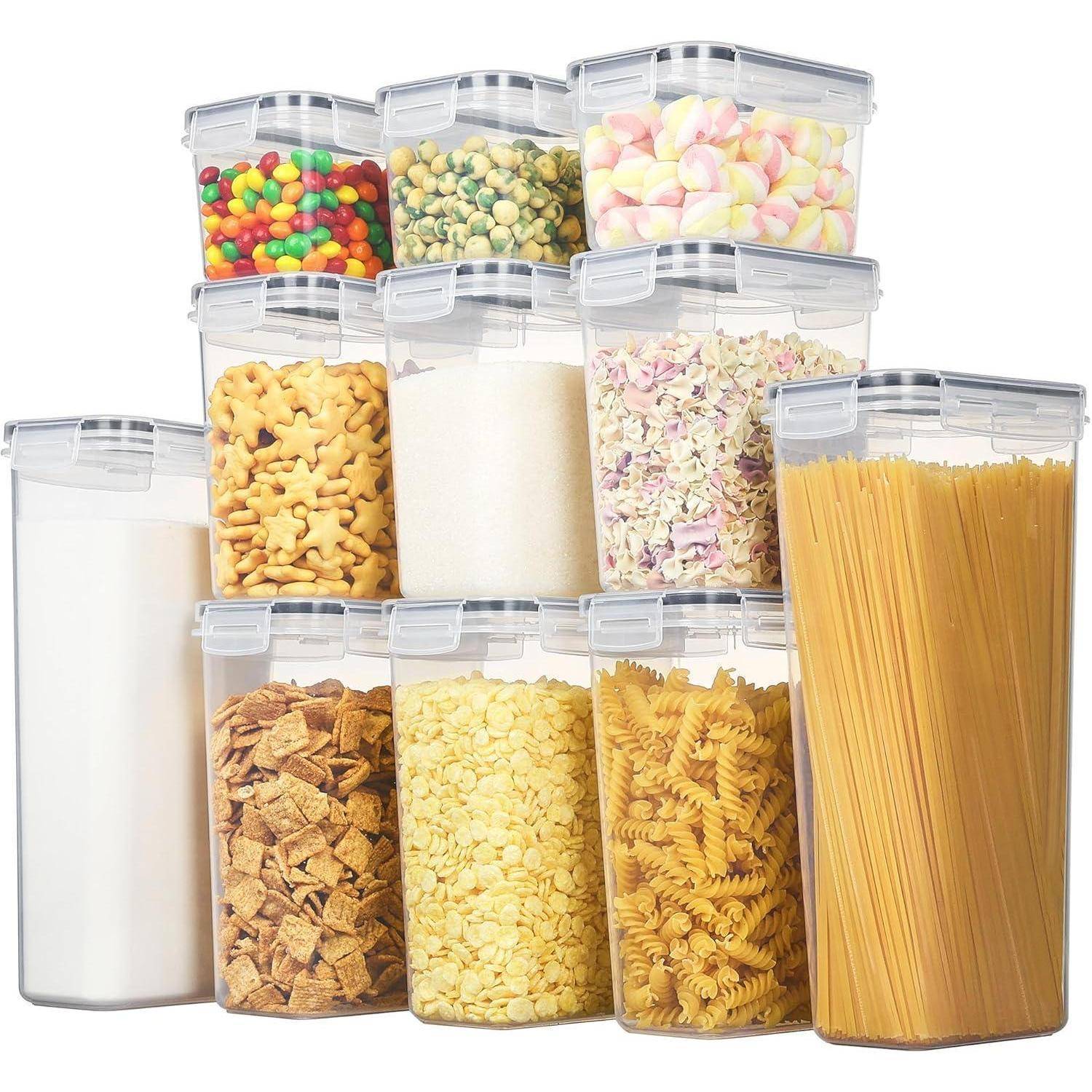 Zehn transparente Küchenaufbewahrungsbehälter, gefüllt mit verschiedenen Lebensmitteln wie Pasta, Müsli, Süßigkeiten und Zucker, sind in drei Reihen angeordnet.