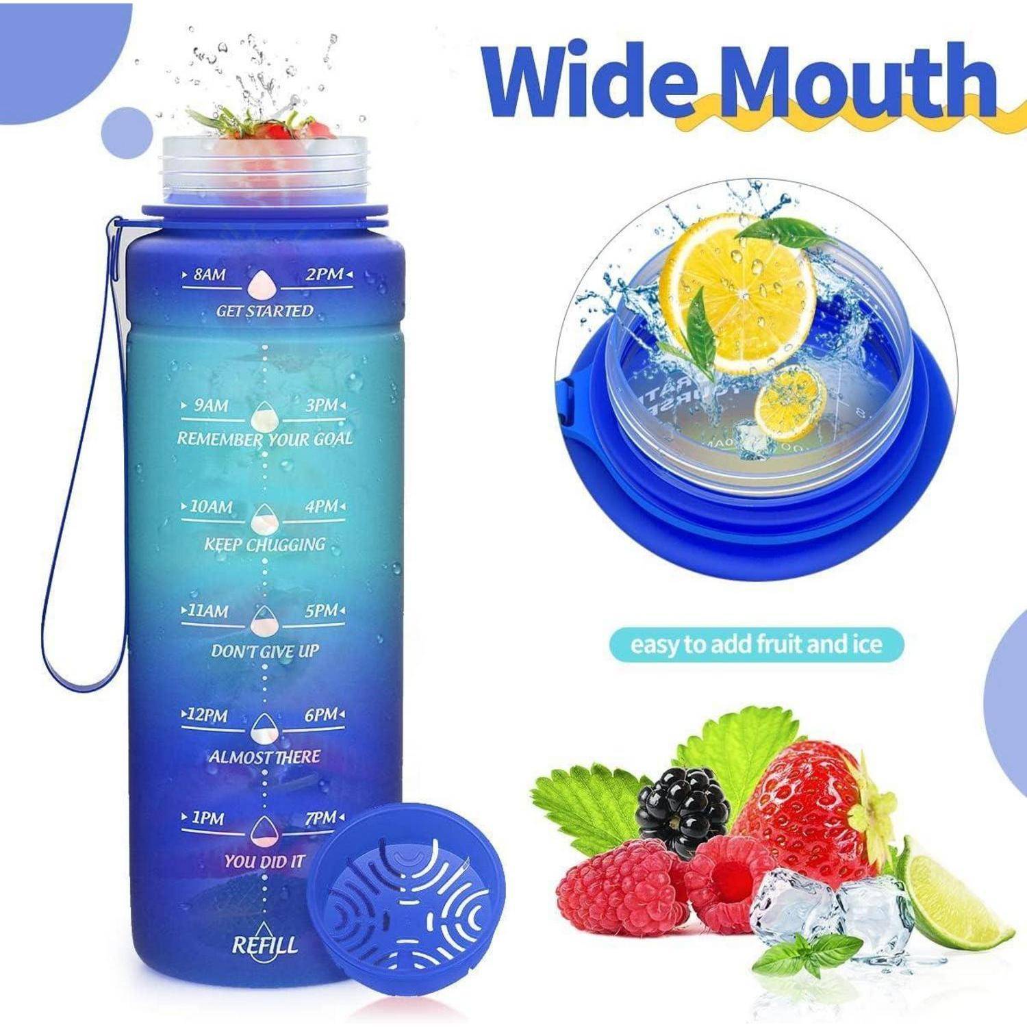 Blaue Wasserflasche mit Zeitmarkierungen '8 Uhr - 21 Uhr' und motivierendem Text. Einblendung zeigt weite Öffnung mit Obstscheiben. Text: 'Weite Öffnung'.