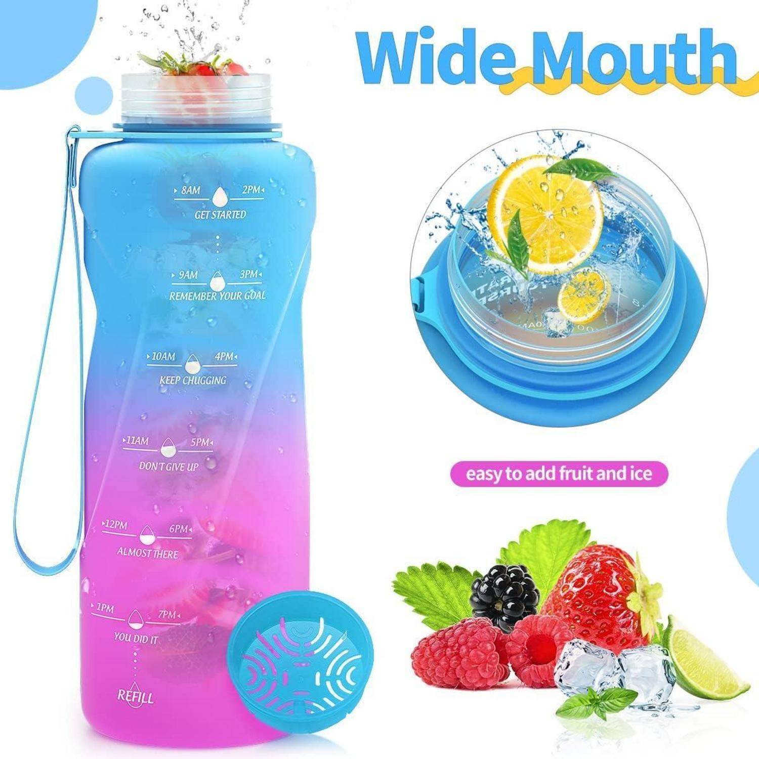 Eine Wasserflasche mit Gradientenfarbverlauf, versehen mit Zeitmarkierungen zur Erinnerung an die Flüssigkeitszufuhr, mit großer Öffnung zum Hinzufügen von Obst und Eis. Bildunterschrift: „Obst und Eis ganz einfach hinzufügen