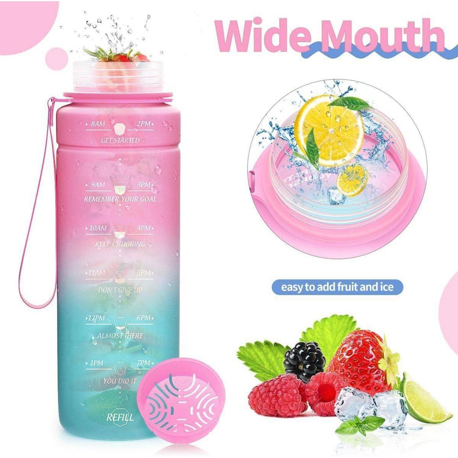 Eine farbenfrohe Wasserflasche mit motivierenden Zeitmarkierungen und einem breiten Mundstück-Design. Enthält Abbildungen von Obst und Eis, mit der Beschriftung „Obst und Eis einfach hinzufügen