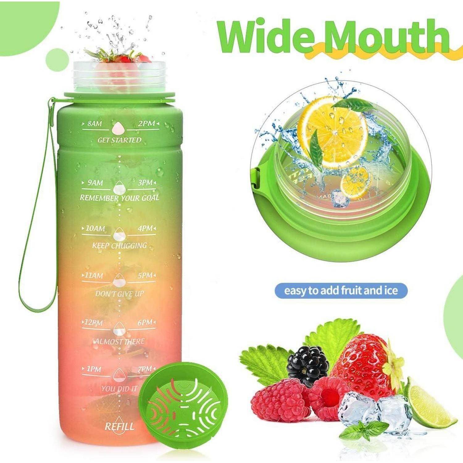 Eine grüne und orangefarbene Gradient-Wasserflasche mit Zeitmarkierungen und motivierenden Sprüchen. Verfügt über eine breite Öffnung zum Hinzufügen von Obst und Eis.