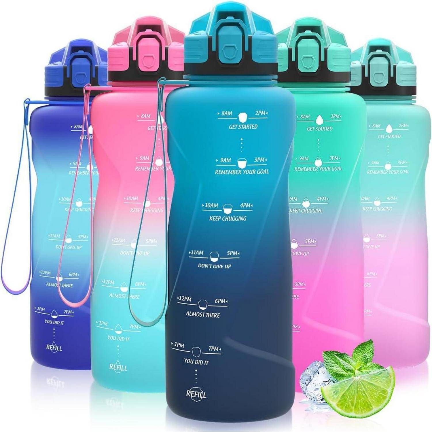 Farbenfrohe Gradient-Wasserflaschen mit motivierenden Zeitmarkierungen, die Nutzer daran erinnern, den ganzen Tag über Wasser zu trinken, jeweils mit Deckel und Trageriemen.