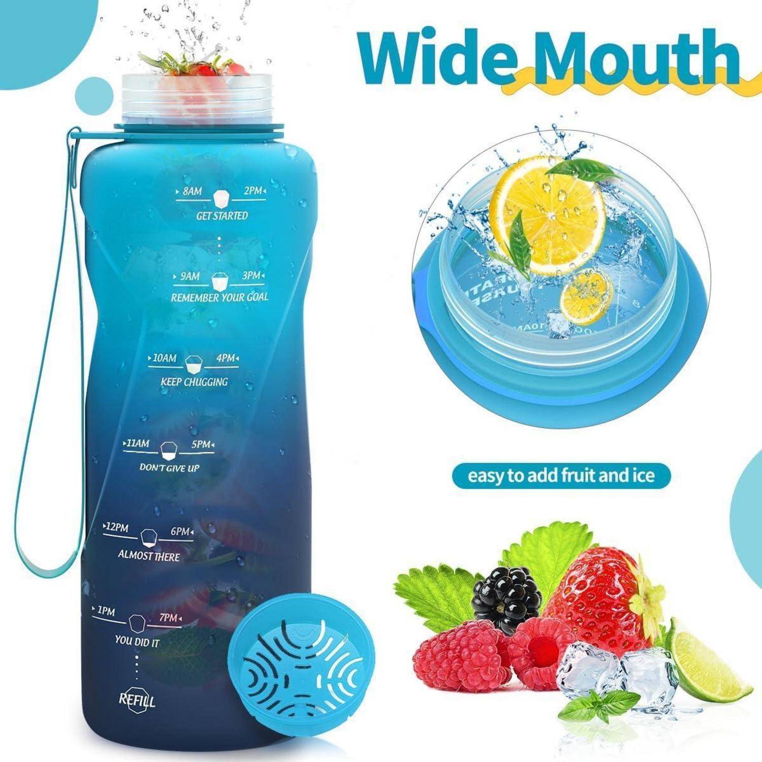 Eine großvolumige blaue Wasserflasche mit Zeitmarkierungen. Der Text ‚Wide Mouth' unterstreicht die Leichtigkeit, Früchte und Eis hinzuzufügen. Enthält eine Illustration von Früchten und Eis.