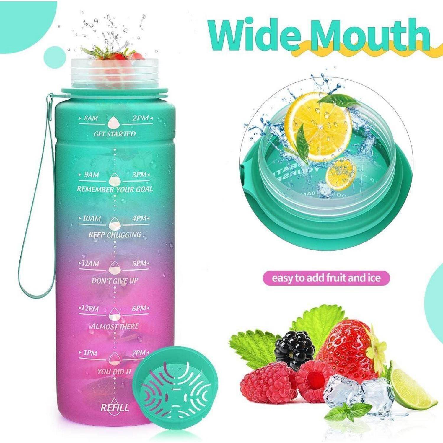 Eine Farbverlauf-Wasserflasche mit Zeitmarkierungen und motivierenden Sprüchen, daneben eine Draufsicht, die Platz für Früchte und Eis zeigt. Text lautet: 