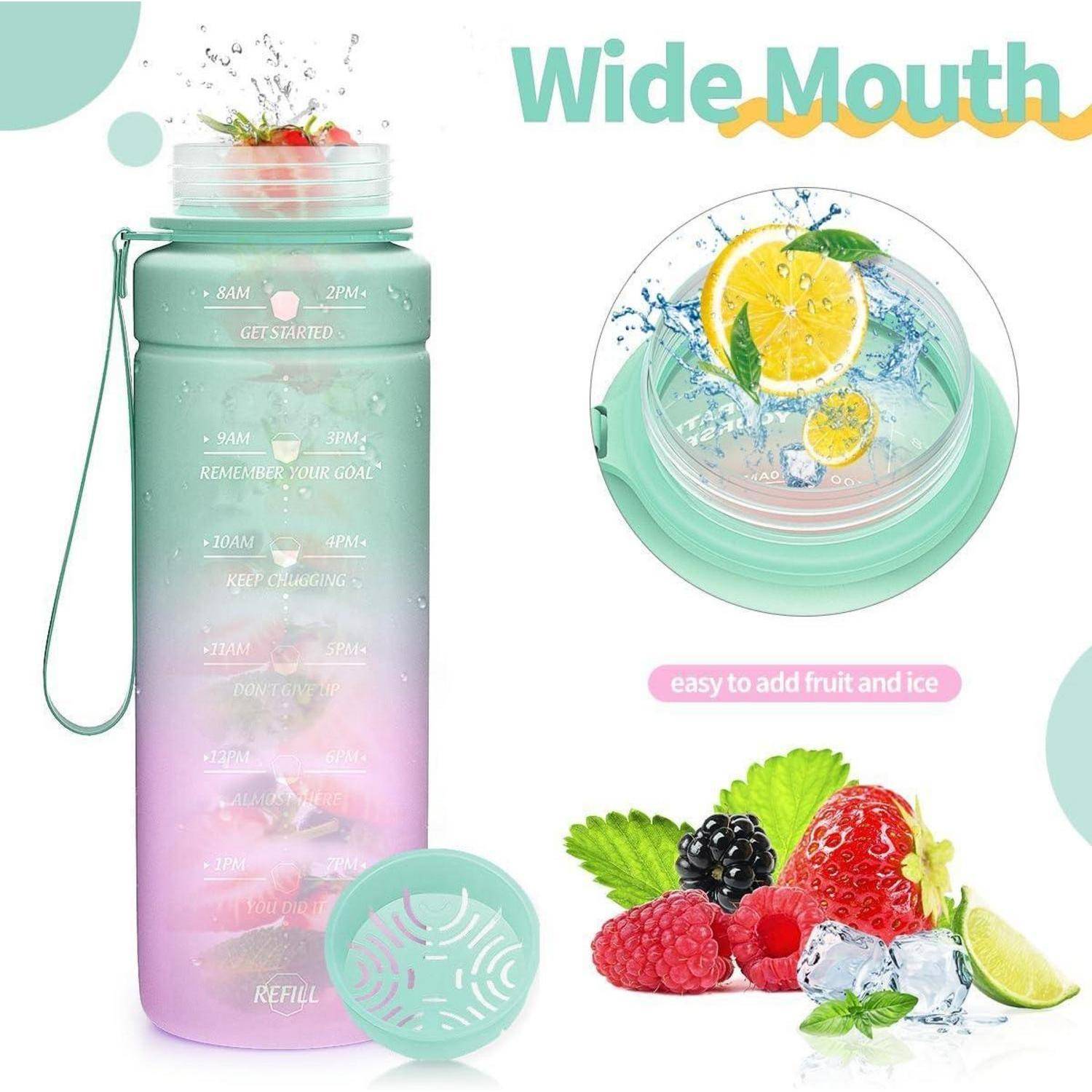 Eine Wasserflasche mit Farbverlauf und weiter Öffnung wird gezeigt, die sich zum Hinzufügen von Früchten und Eis eignet. Das Bild hebt Eigenschaften wie eine zeitmarkierte Skala und motivierende Zitate hervor.