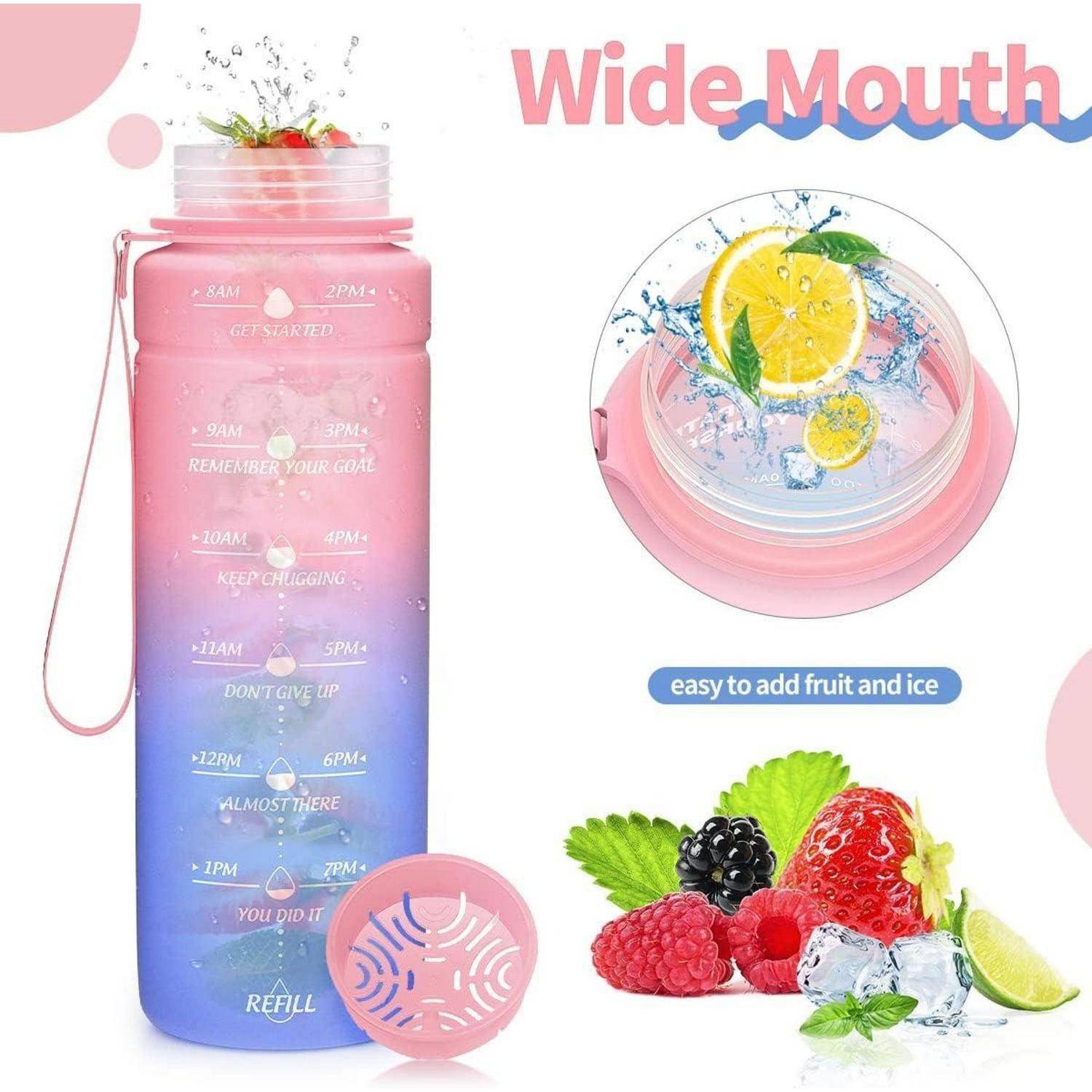 Eine Trinkflasche mit rosa-blauem Farbverlauf und motivierenden Zeitmarkierungen. Der Flaschenverschluss hat eine breite Öffnung und ist mit Früchten und Eiswürfeln illustriert.